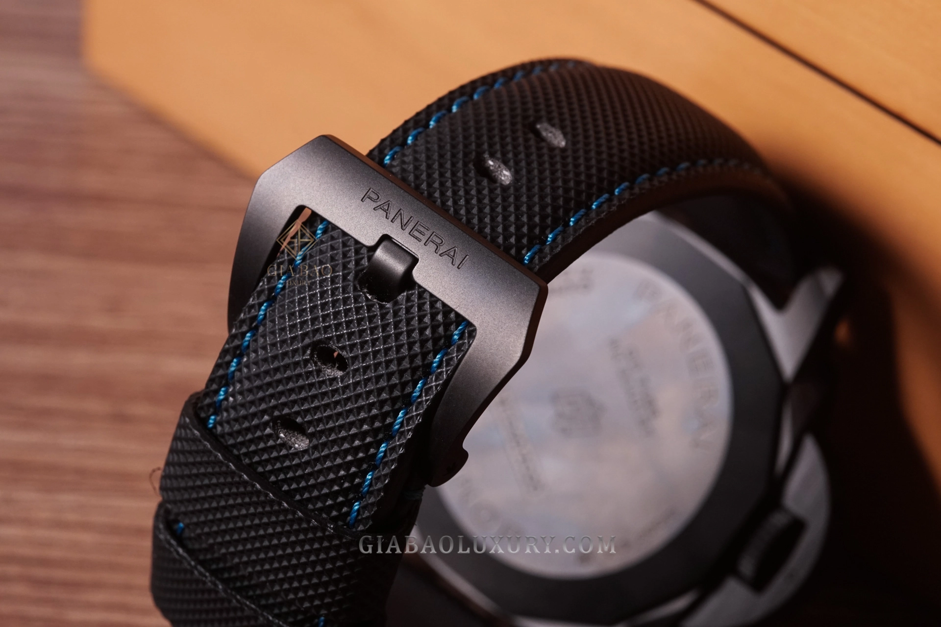 Panerai Luminor Marina Carbotech PAM01661: khóa cài và đường chỉ xanh trên dây Sportech