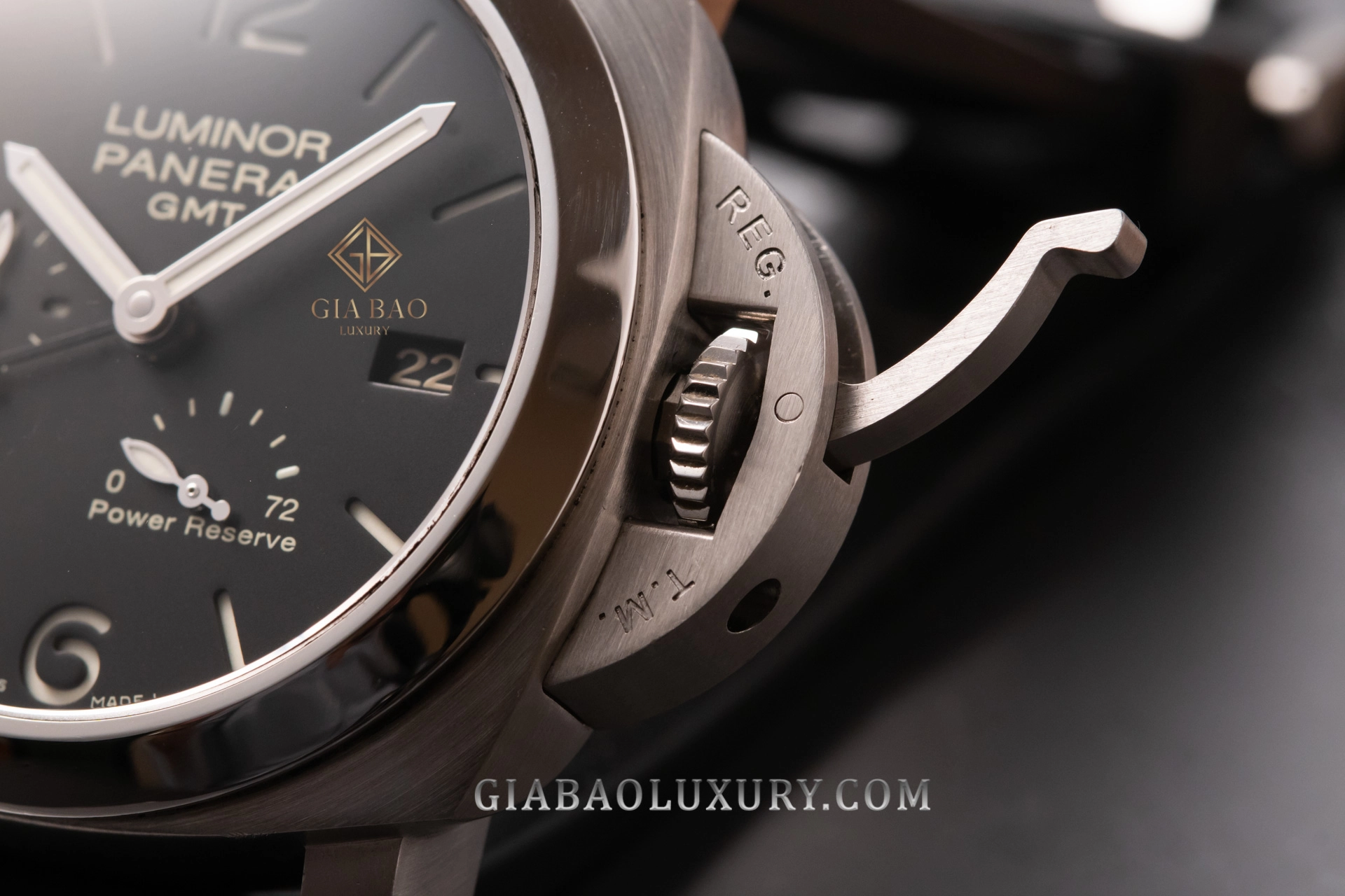 Panerai PAM00321 và PAM00497: Luminor hay Radiomir?: cầu bảo vệ núm và thang dự trữ năng lượng của PAM00321