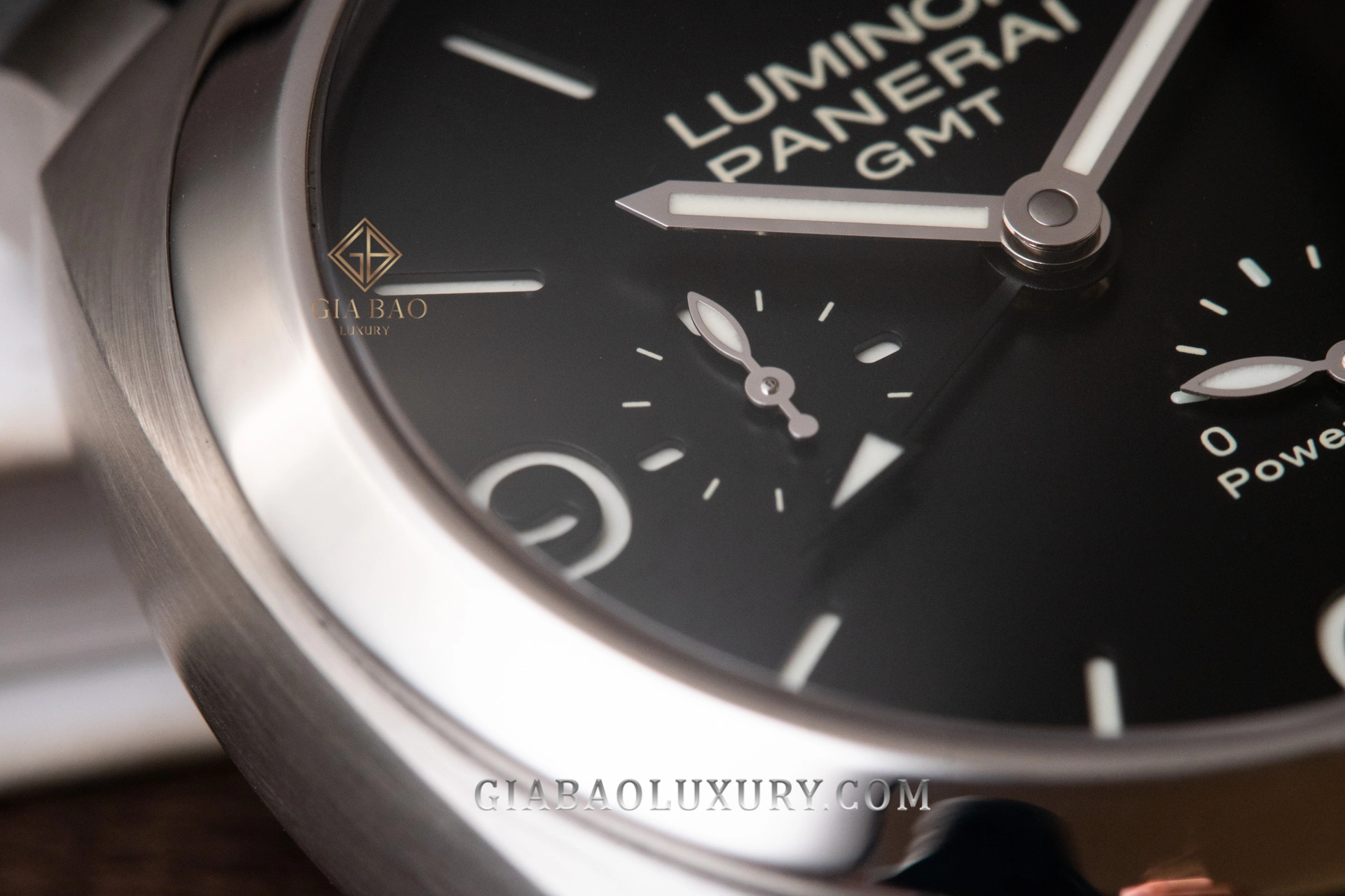 Panerai PAM00321 và PAM00497: Luminor hay Radiomir?: giây nhỏ, kim GMT và chỉ báo cót trên mặt số Luminor PAM00321