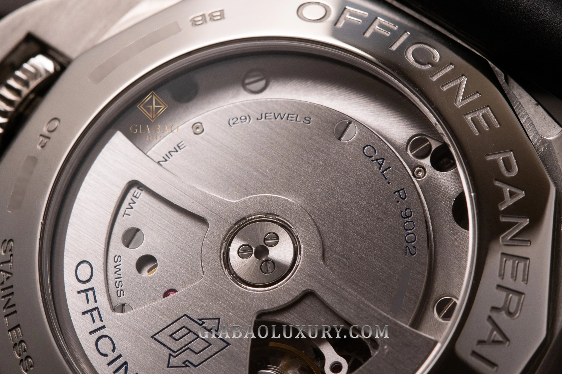Panerai PAM00321 và PAM00497: Luminor hay Radiomir?: calibre P.9002 nhìn qua đáy sapphire PAM00321