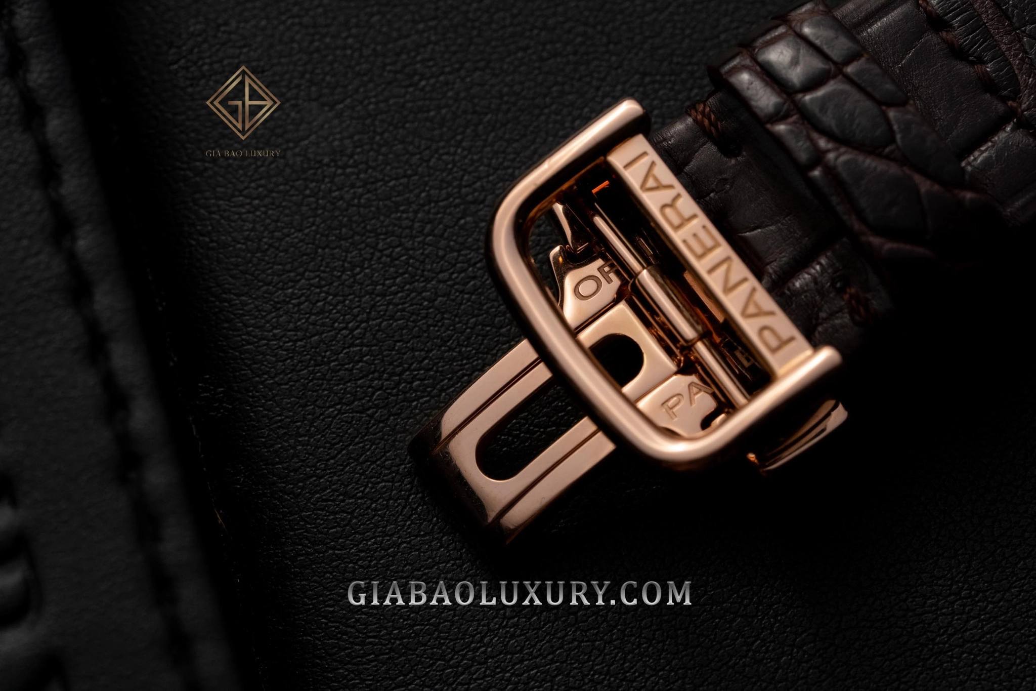 Panerai PAM00321 và PAM00497: Luminor hay Radiomir?: khóa vàng và dây da của PAM00497