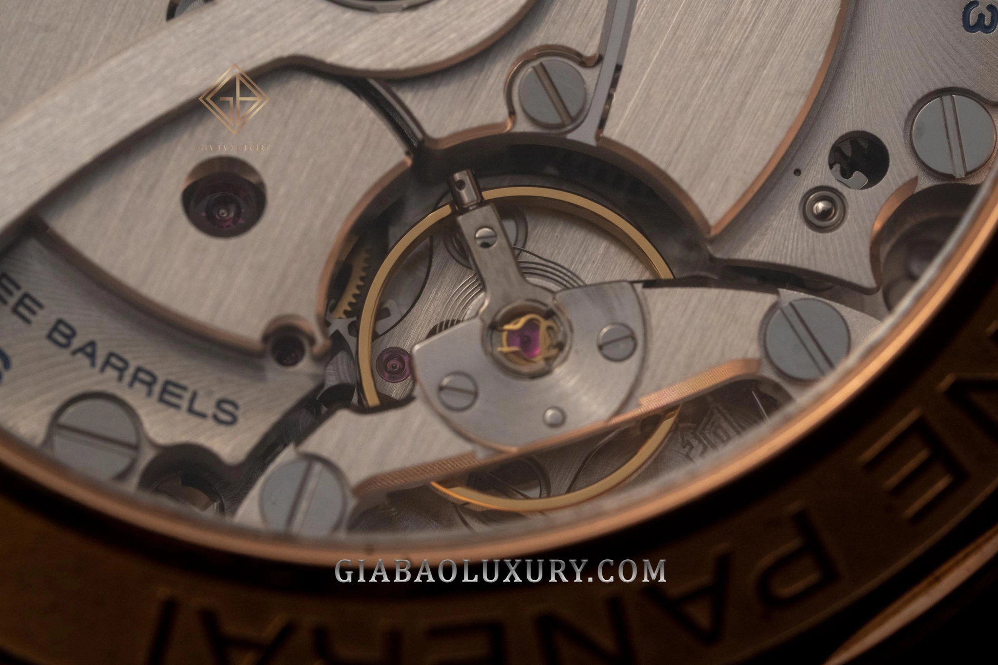 Panerai PAM00321 và PAM00497: Luminor hay Radiomir?: calibre P.2003 với ba barrel nhìn qua đáy PAM00497