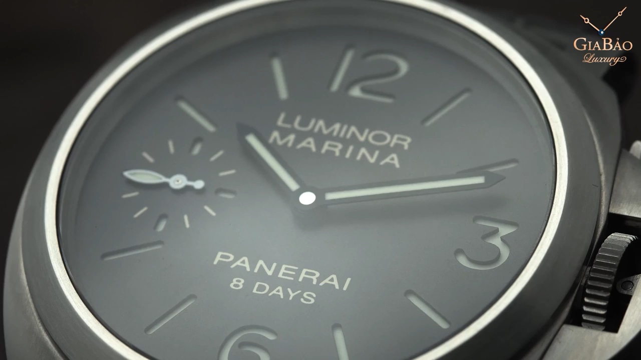 Cận cảnh mặt số Panerai PAM00564 với chữ 8 Days
