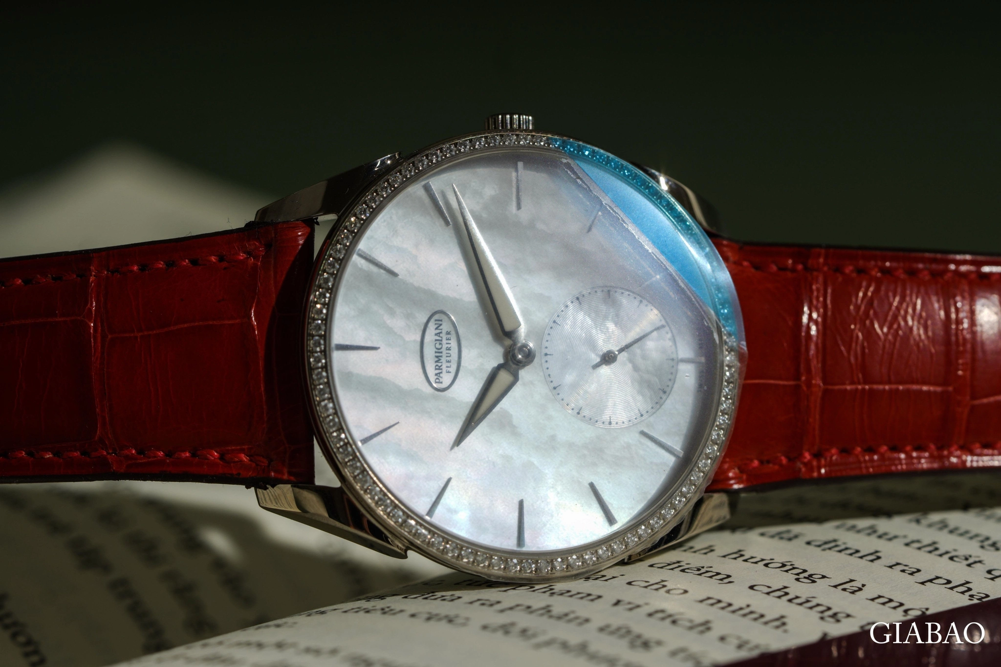 Parmigiani Tonda 1950: dress watch siêu mỏng: Góc nghiêng cho thấy vành nạm kim cương, càng nối dây và tỷ lệ vỏ tròn