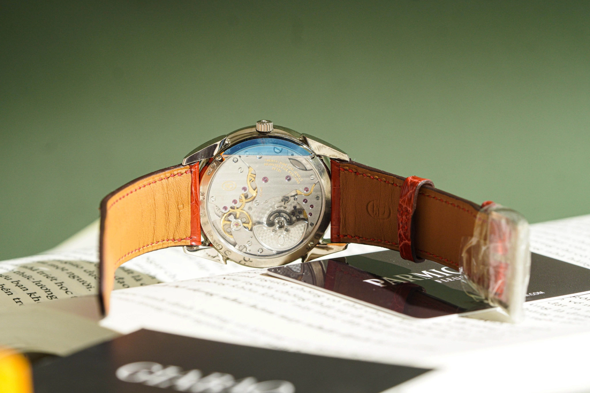 Parmigiani Tonda 1950 nhìn từ mặt sau, thấy calibre PF701, micro-rotor và dây da nâu đỏ