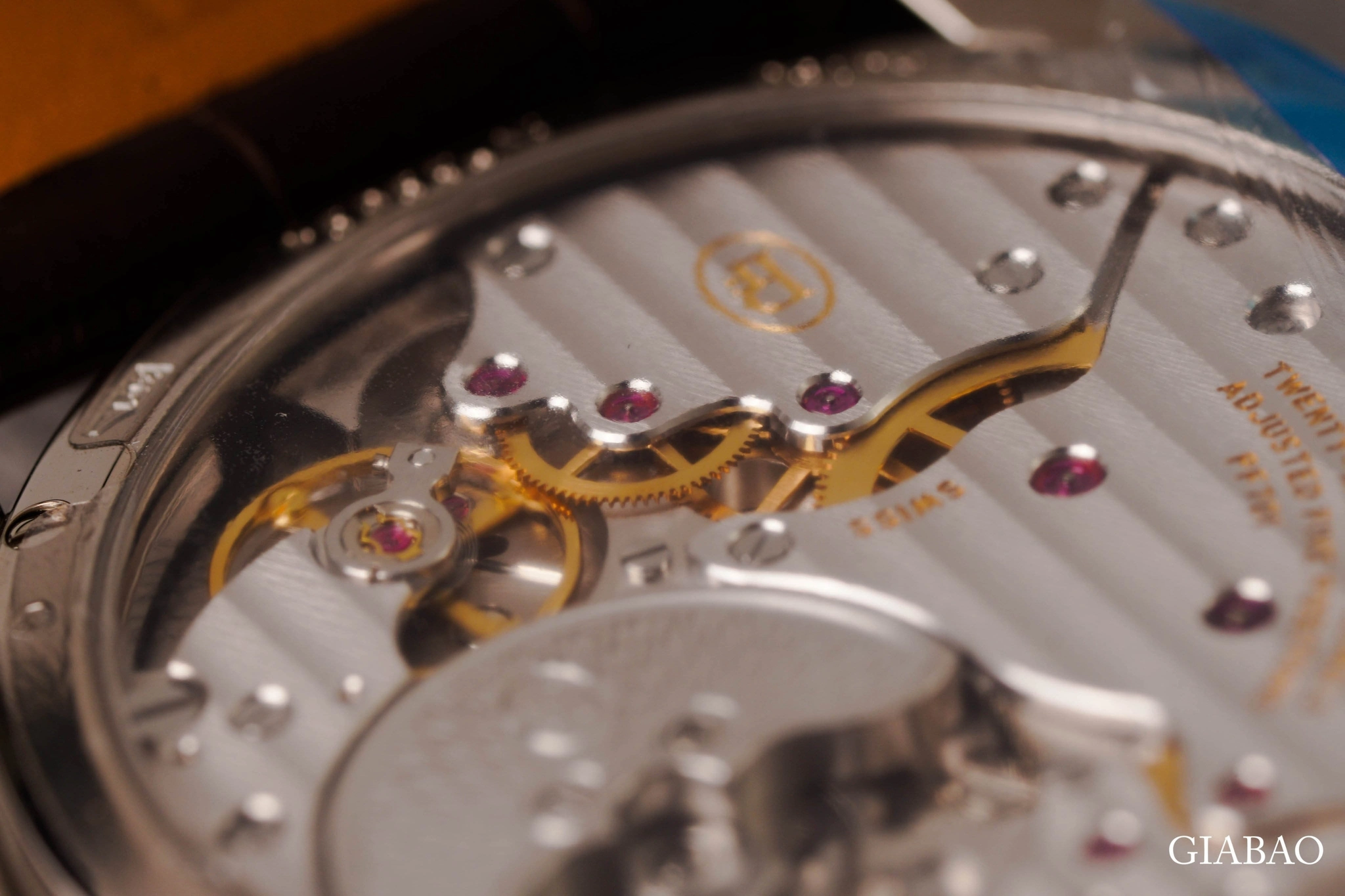 Cận cảnh các cầu máy, bánh răng và chân kính của calibre PF701 qua đáy sapphire