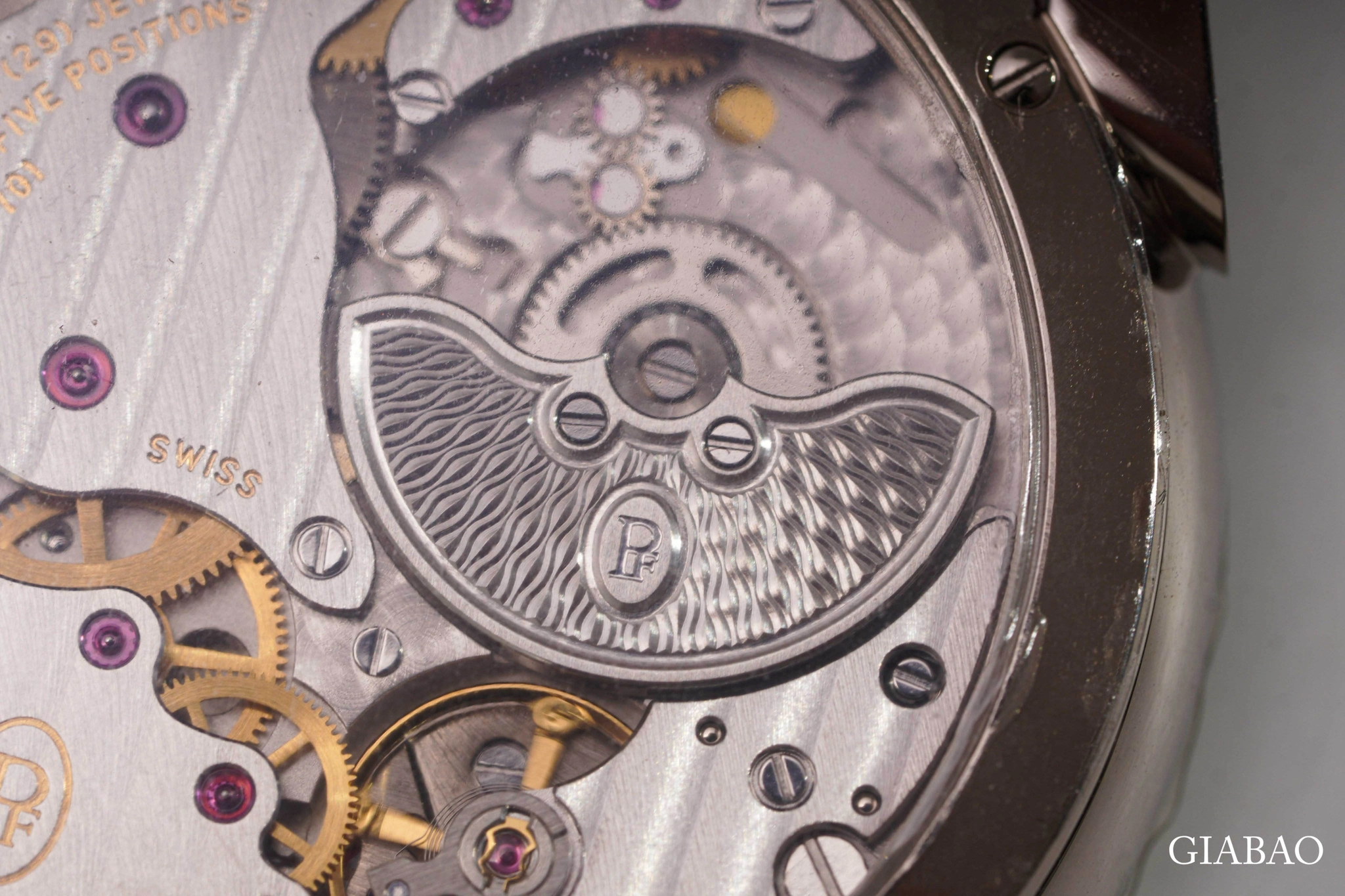 Parmigiani Tonda 1950: dress watch siêu mỏng: Đáy sapphire hiển thị calibre PF701 và micro-rotor