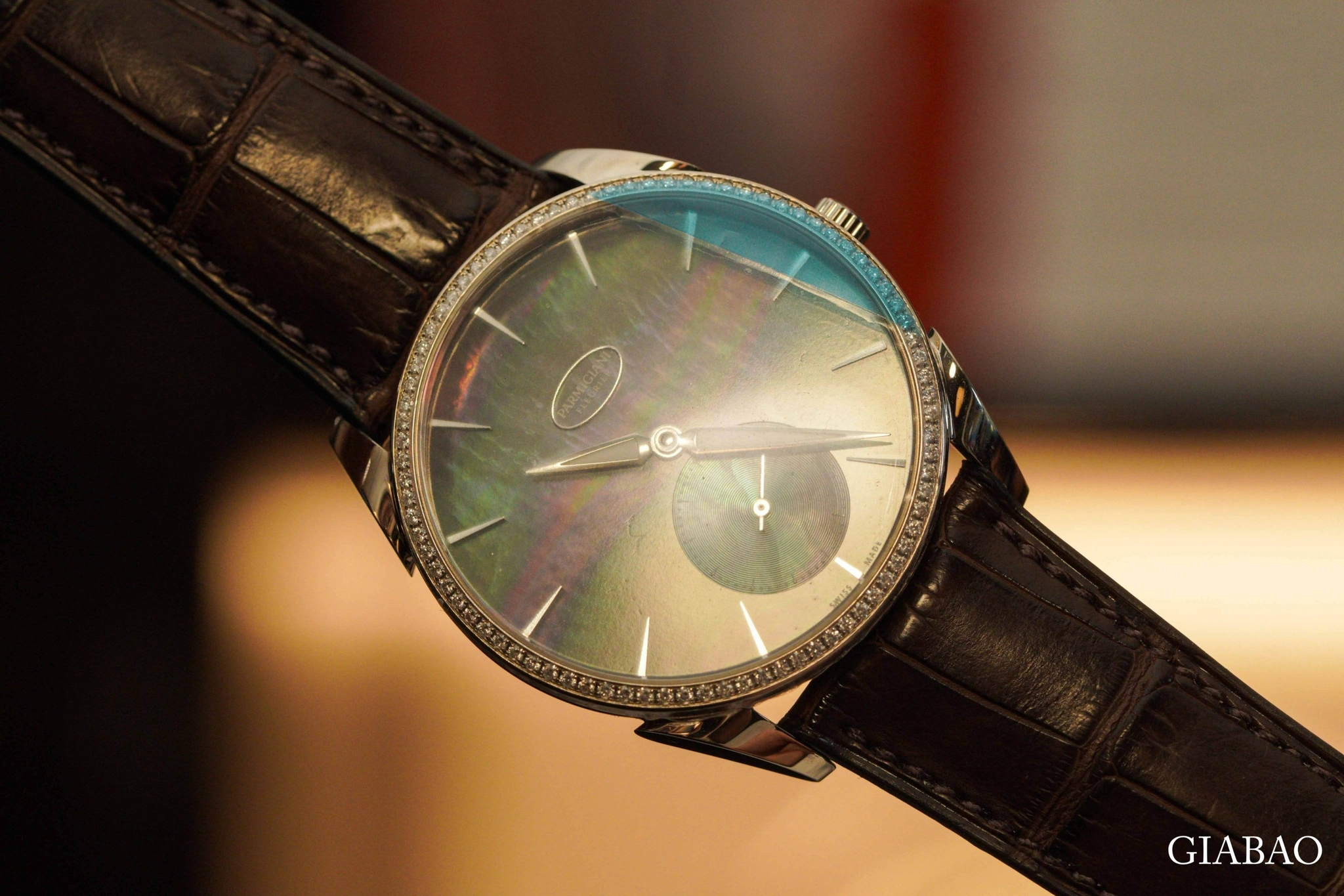 Parmigiani Tonda 1950: dress watch siêu mỏng: Chi tiết càng cong, đường đánh bóng và mép vỏ