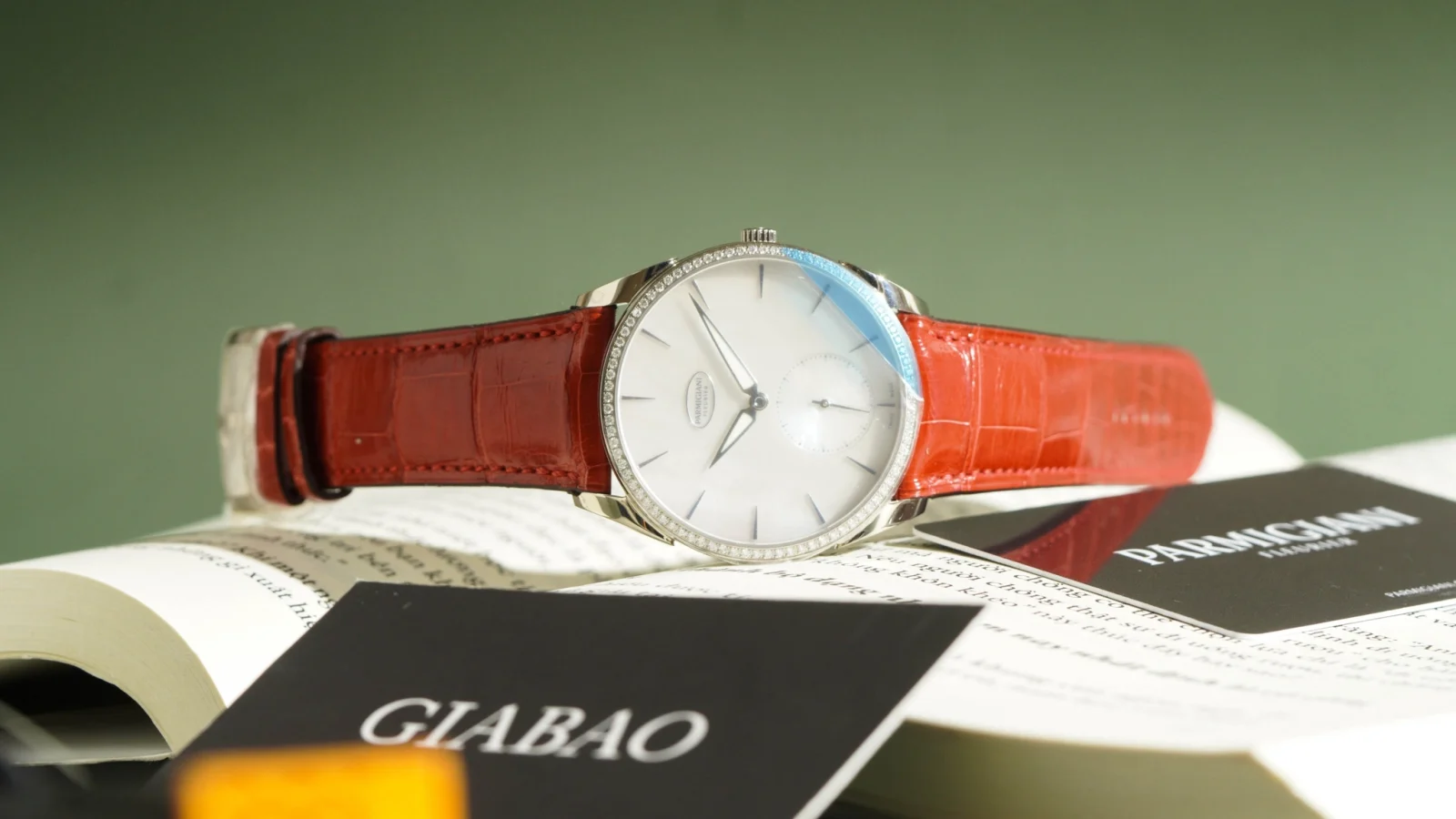 Parmigiani Tonda 1950: dress watch siêu mỏng