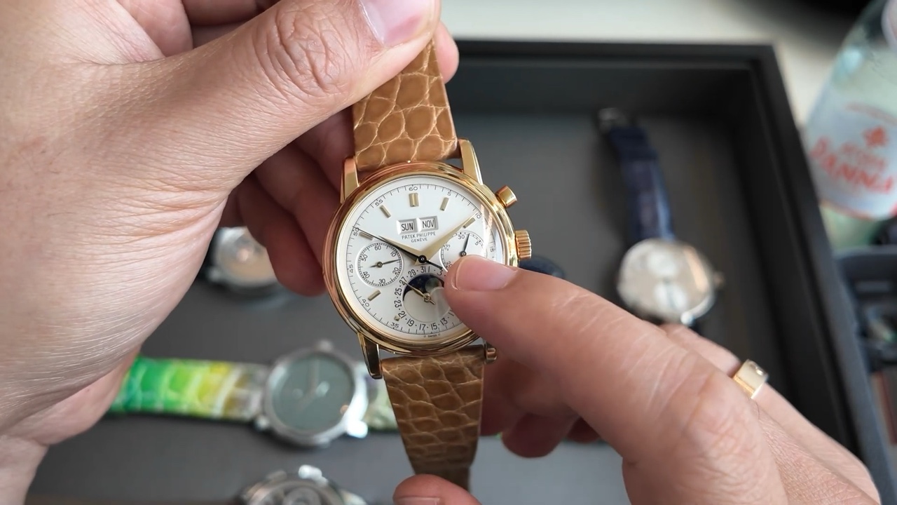 Mặt số Patek Philippe Ref. 2499/100 MK I nhìn góc nghiêng, lộ ô lịch tuần trăng