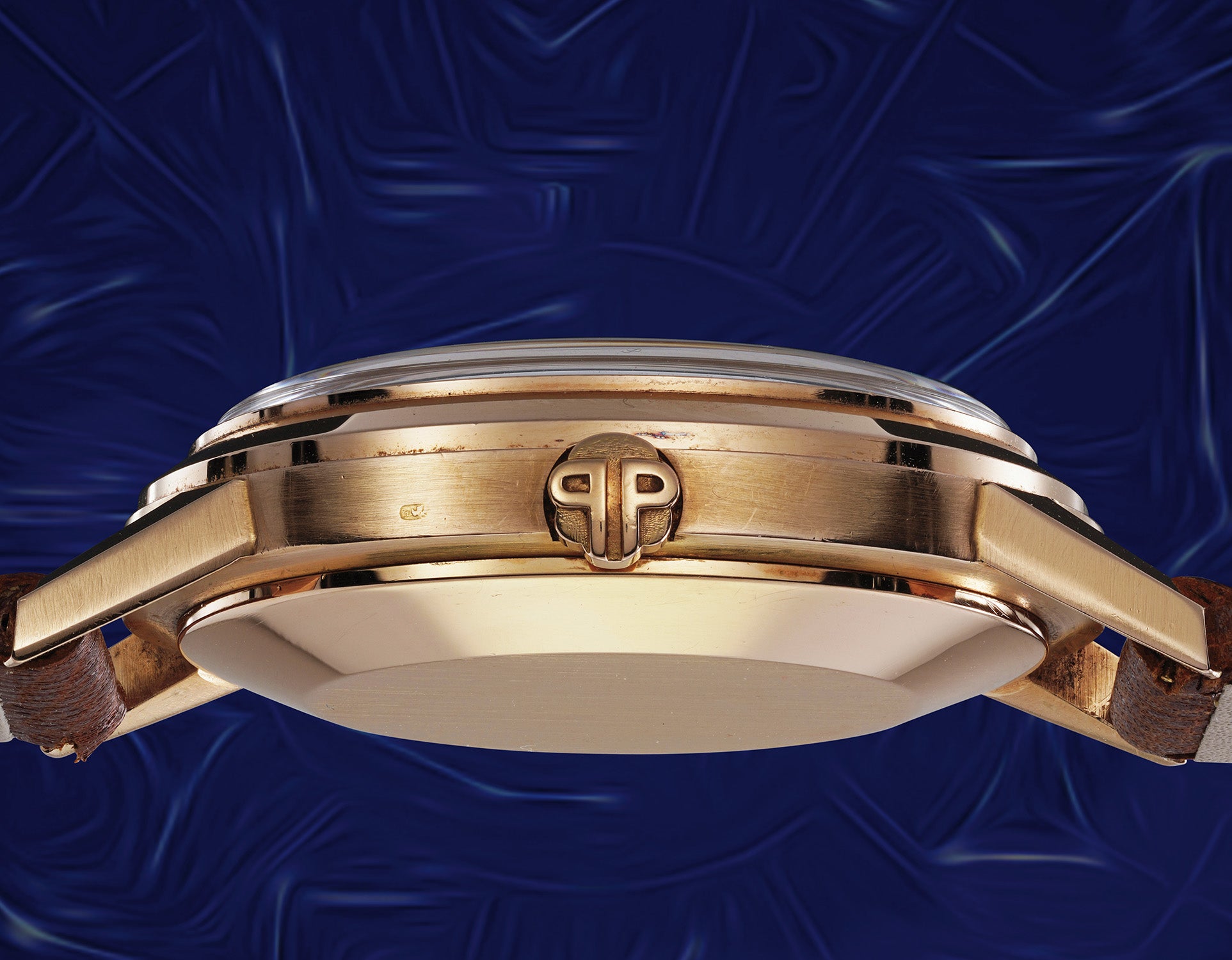 Cạnh vỏ và núm Double P của Patek Philippe 3448R