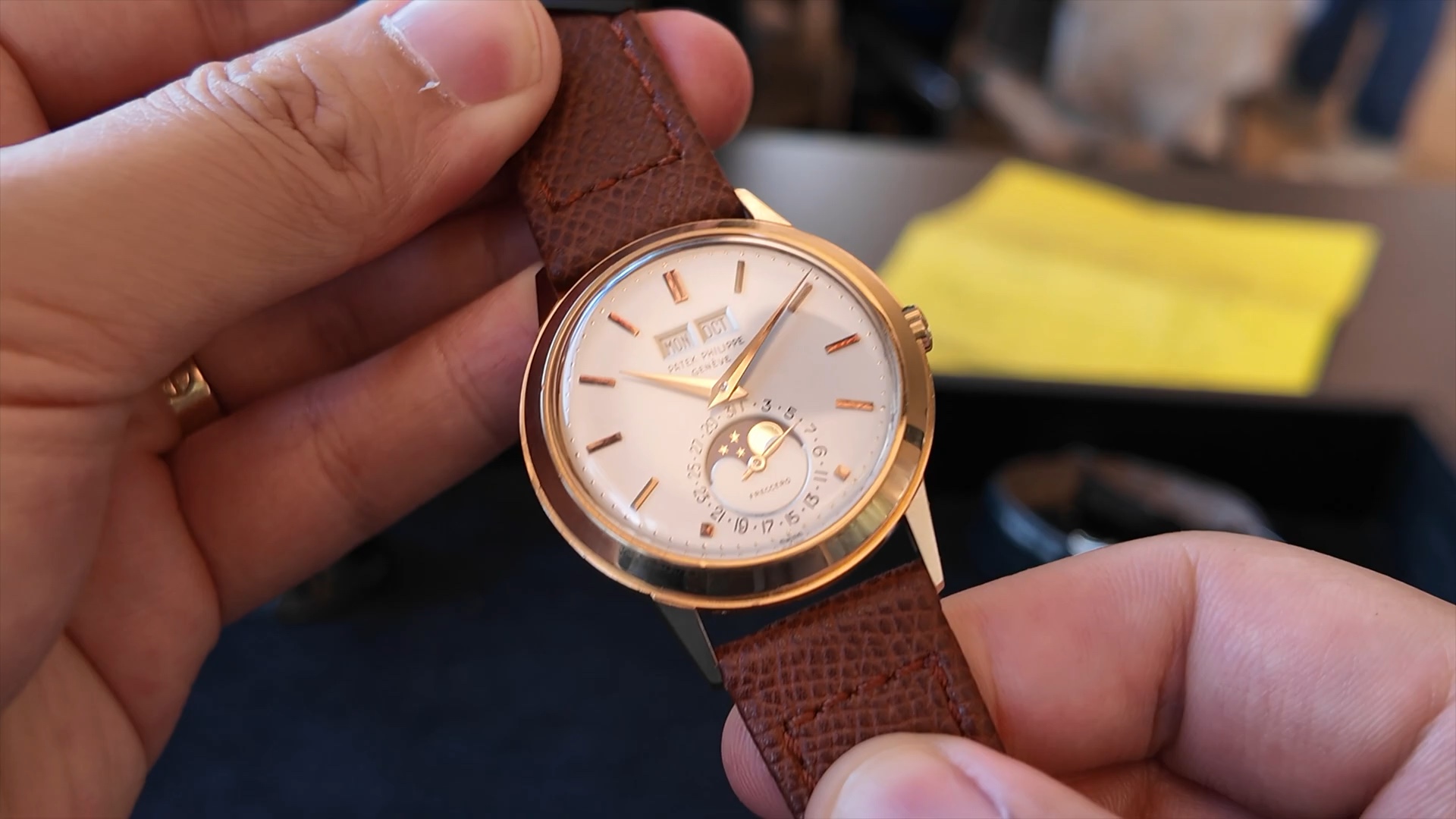 Patek Philippe 3448R nhìn từ góc nghiêng