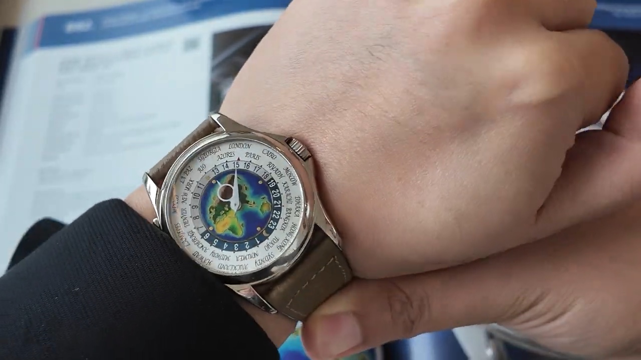 Patek Philippe 5131G-010 trên cổ tay