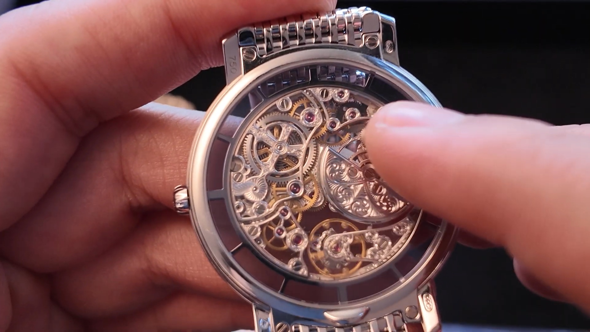 Mặt sau bộ máy Calibre 240 SQU của Patek Philippe 5180/1G-010