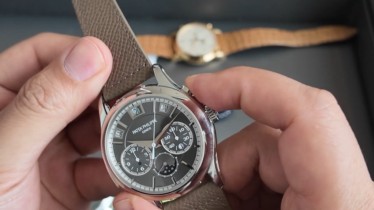 Cạnh vỏ Patek Philippe Ref. 5208P-001 với lẫy chuông điểm phút và núm chronograph monopusher