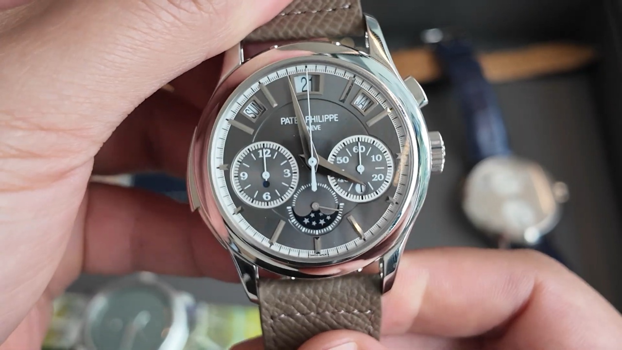 Patek Philippe Ref. 5208P-001 nhìn góc nghiêng, lộ ô lịch và núm chỉnh
