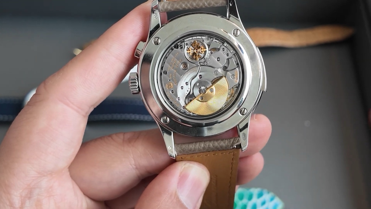 Bộ máy Patek Philippe calibre R CH 27 PS QI qua nắp lưng lộ máy, rotor vàng chạm guilloché