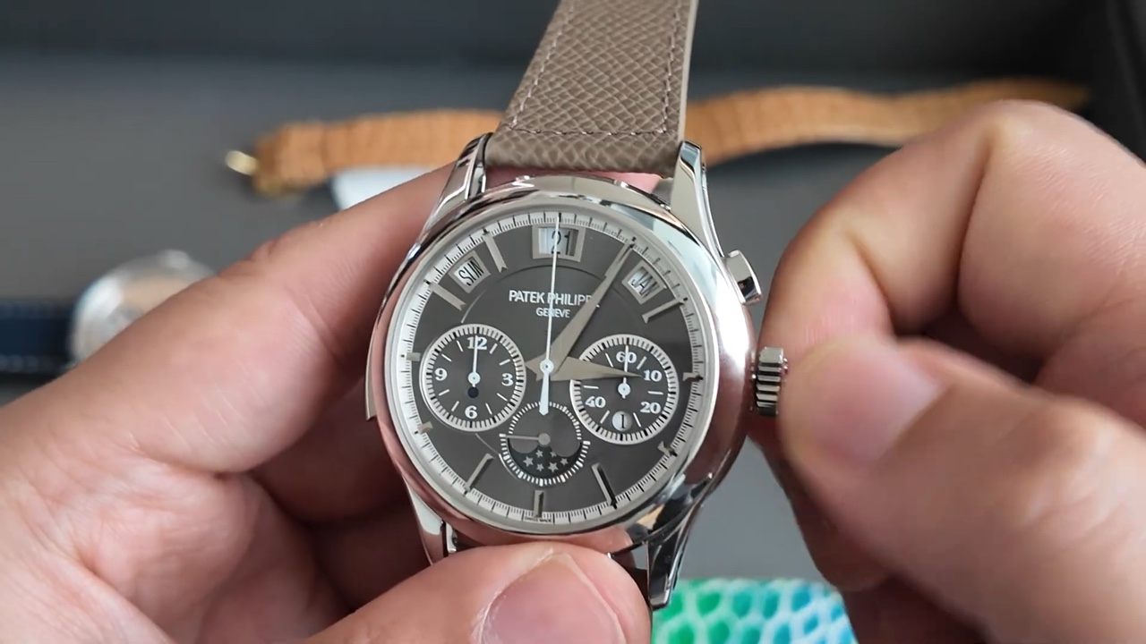 Mặt số xám lông chuột Patek Philippe Ref. 5208P-001 với lịch vạn niên và chronograph
