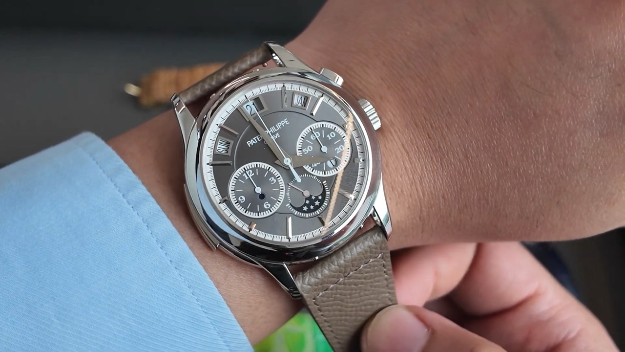 Patek Philippe Ref. 5208P-001 trên cổ tay