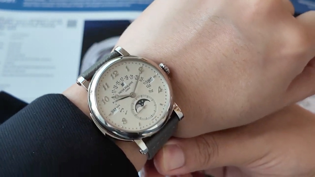 Patek Philippe 5213G đường kính 40,6 mm trên cổ tay 17 cm