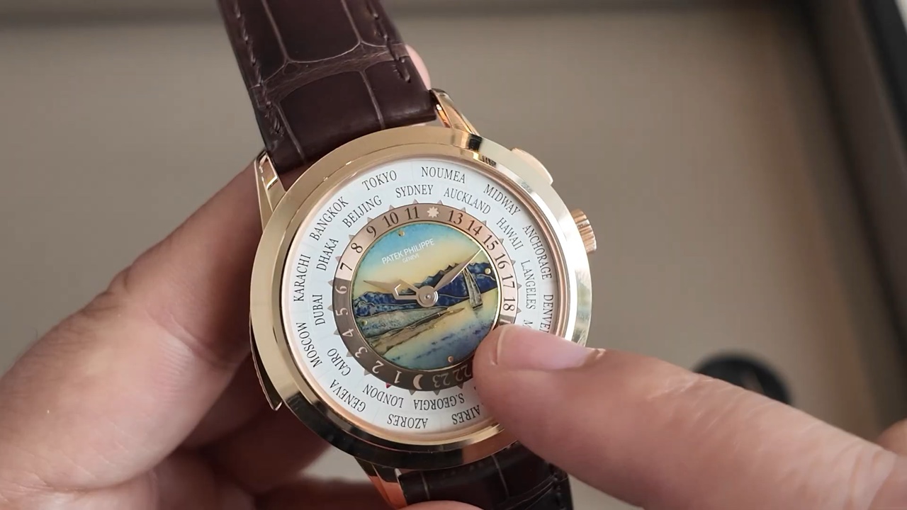 Patek Philippe Ref. 5531R-012 nhìn góc nghiêng, lộ độ sâu mặt số cloisonné