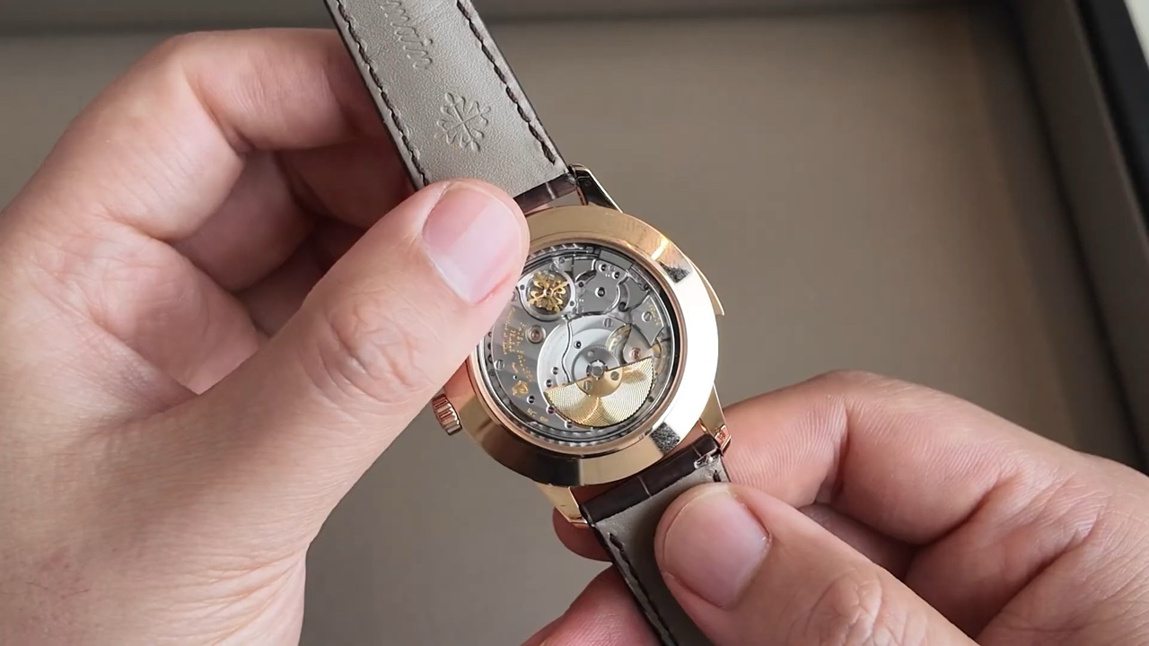 Bộ máy Patek Philippe calibre R 27 HU qua nắp lưng lộ máy, micro-rotor vàng chạm guilloché