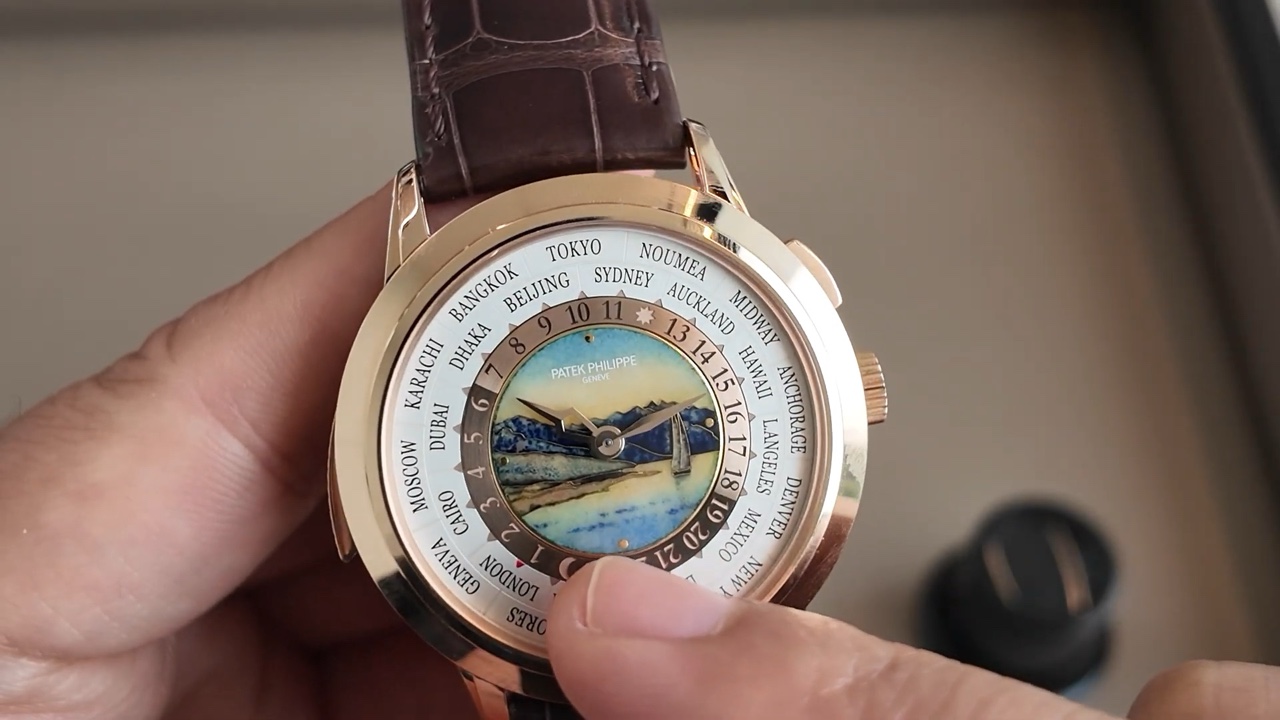 Mặt số men cloisonné Patek Philippe Ref. 5531R-012 mô tả vùng nho Lavaux bên hồ Geneva