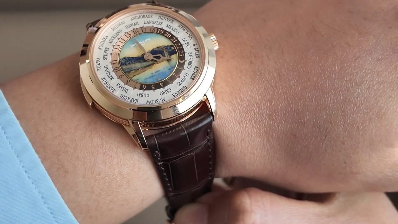 Patek Philippe Ref. 5531R-012 trên cổ tay
