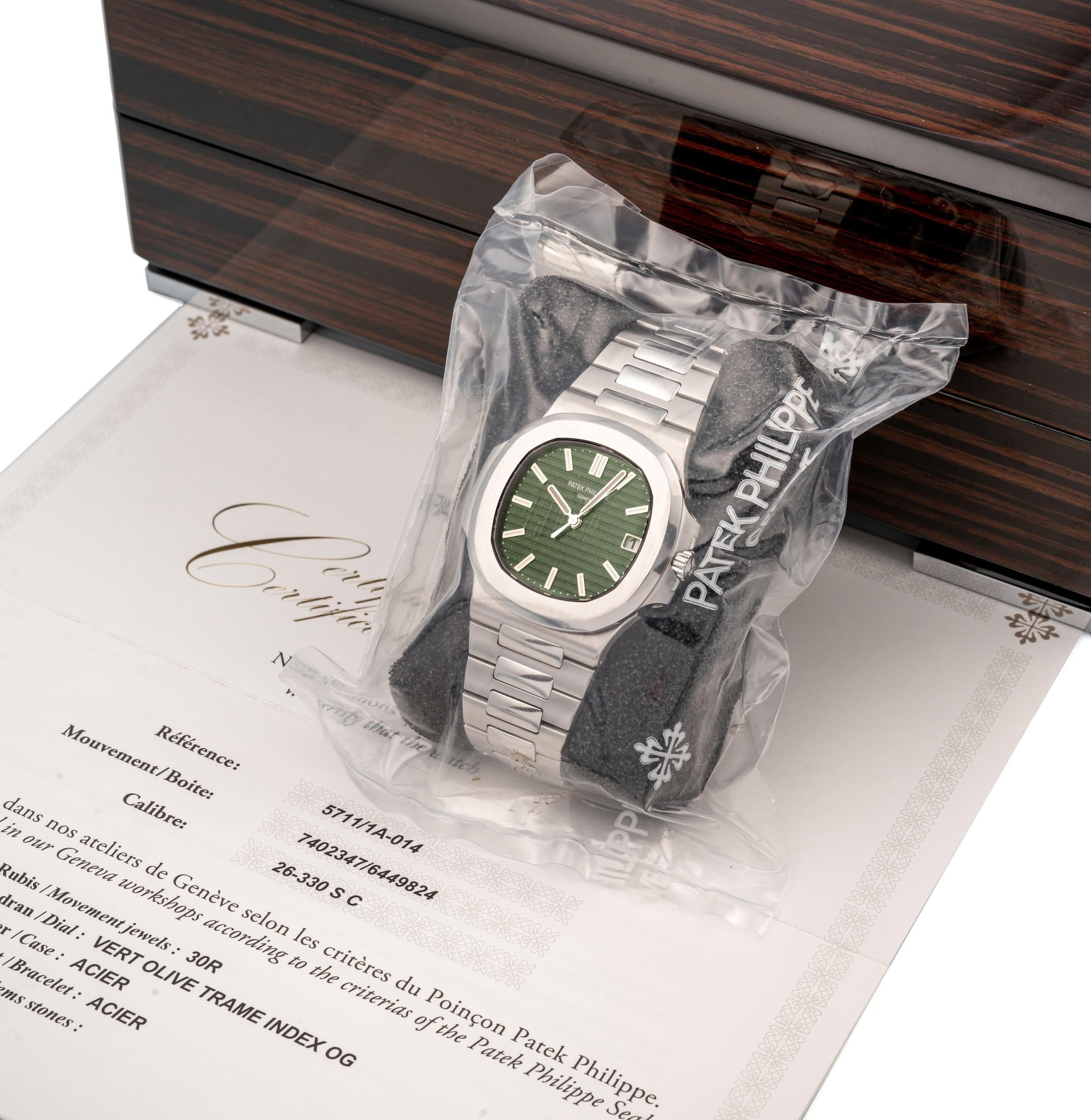 Patek 5711/1A-014 còn seal cùng giấy tờ
