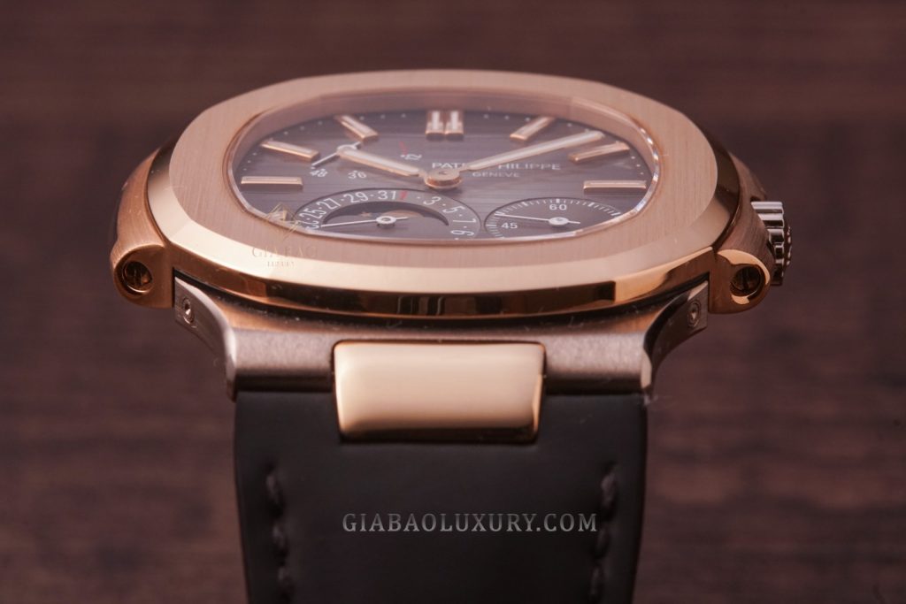 Nautilus 5712GR-001 trên cổ tay với dây da