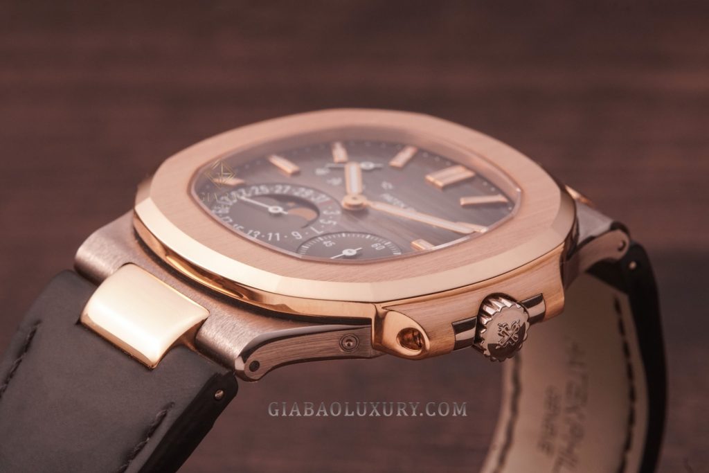 Patek Philippe Nautilus 5712GR-001 nhìn chính diện