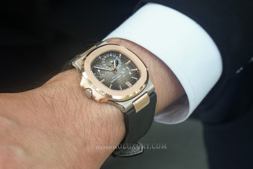 Mặt sau sapphire và bộ máy của Patek Philippe Nautilus 5712GR-001