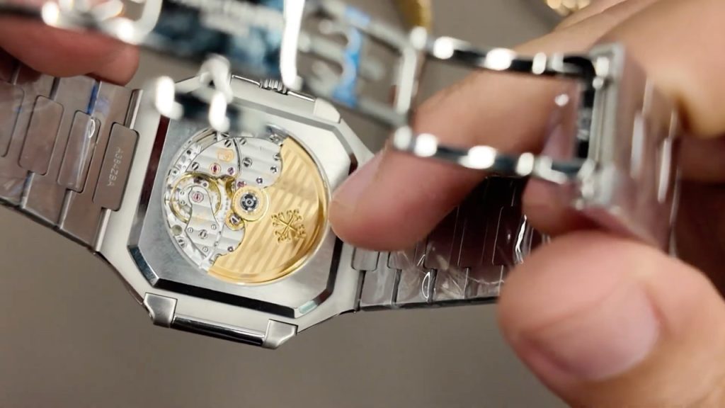 Calibre 26-330 S C trong Patek Philippe Cubitus 5821/1A