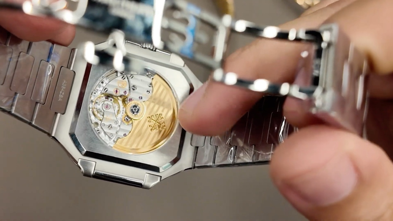 Calibre 26-330 S C trong Patek Philippe Cubitus 5821/1A