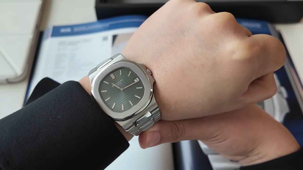 Patek Philippe Nautilus 3700/1 Jumbo trên cổ tay