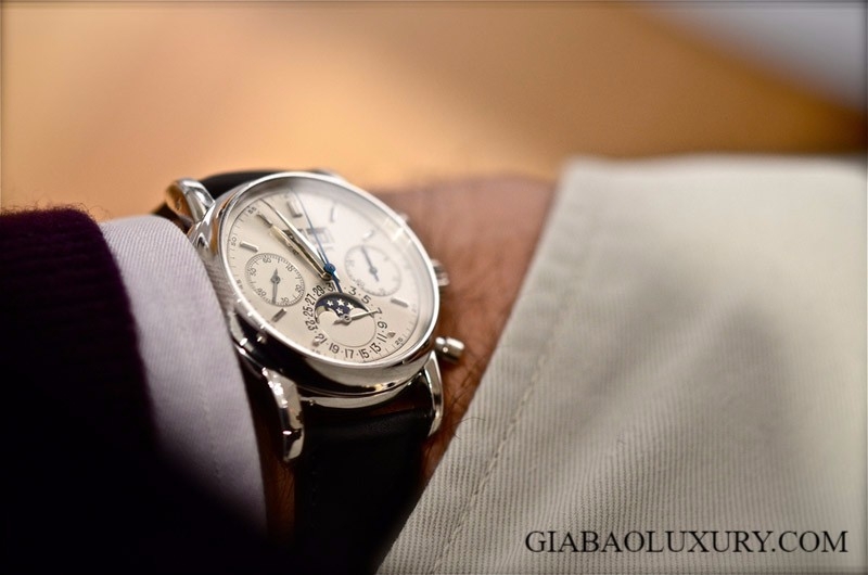 Patek Philippe Ref. 2499/100 platinum nhìn nghiêng trên cổ tay