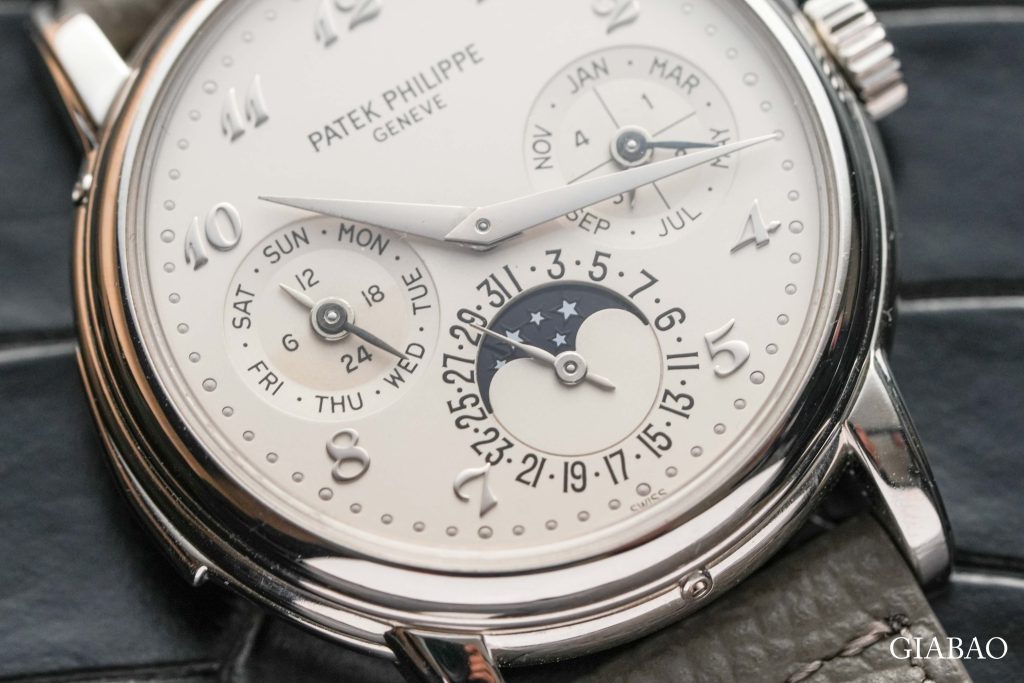 Cận cảnh mặt số lịch vạn niên Patek Philippe 3974P