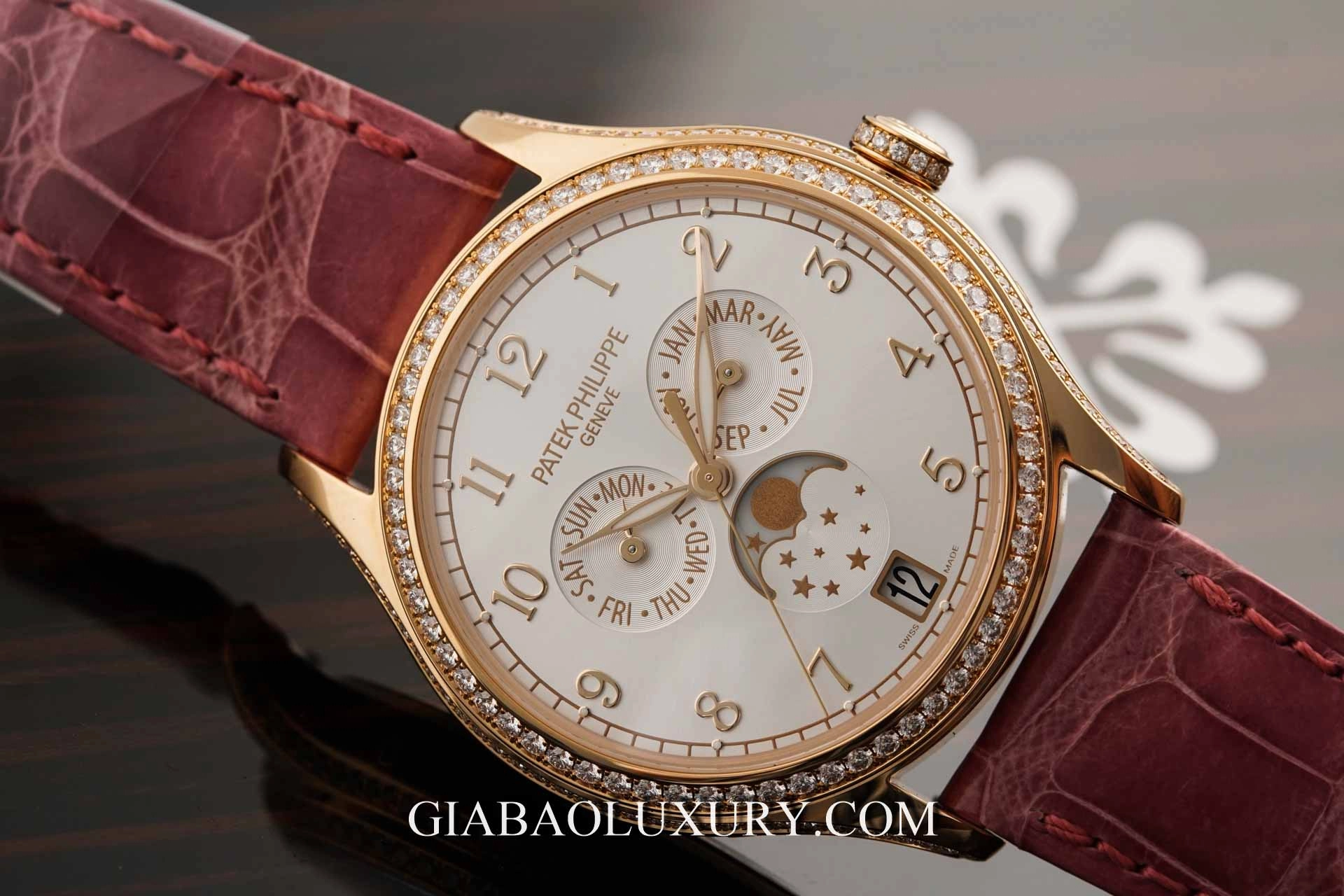 Patek Philippe 4947R-001: lịch thường niên 38 mm: mặt số lịch thường niên nhìn chính diện