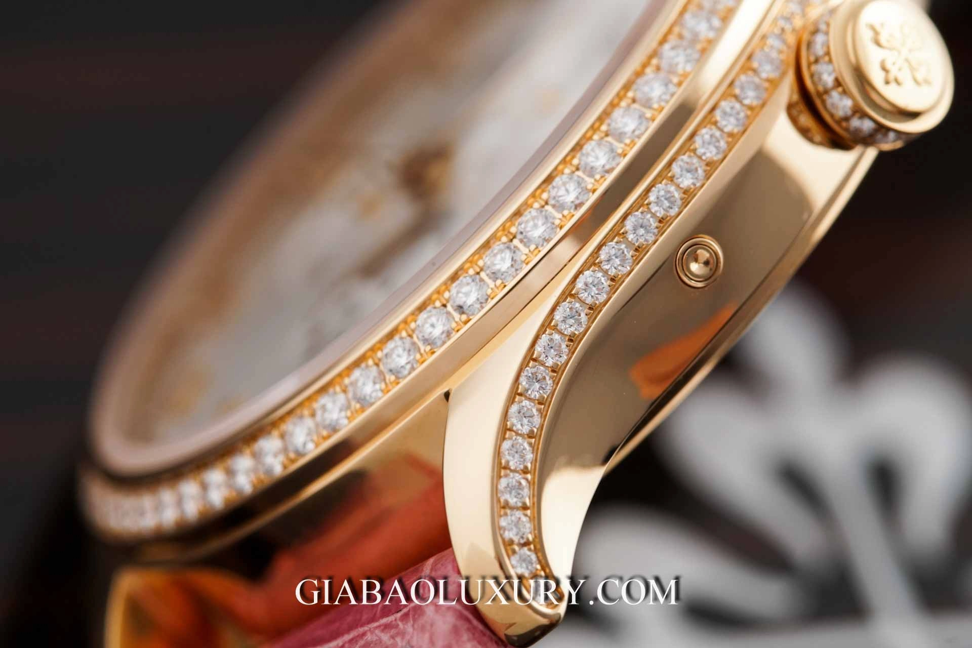 Patek Philippe 4947R-001: lịch thường niên 38 mm: vành kim cương trên vỏ vàng hồng nhìn từ cạnh