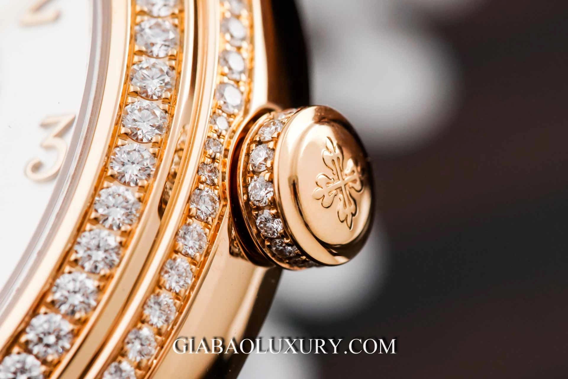 Patek Philippe 4947R-001: lịch thường niên 38 mm: núm chỉnh đính kim cương