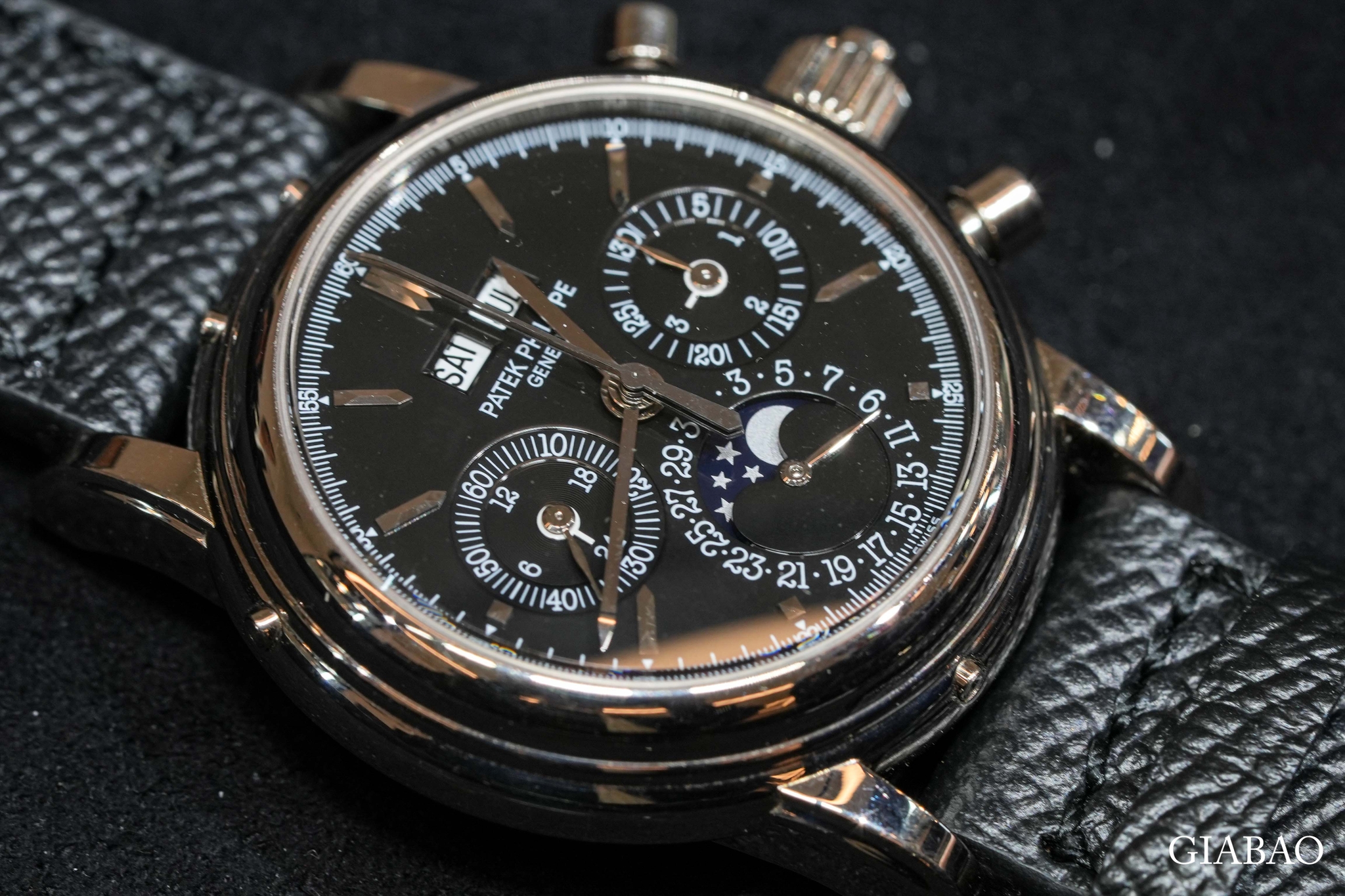 Patek Philippe 5004G-015 mặt số đen với chronograph rattrapante, lịch vạn niên và lịch trăng