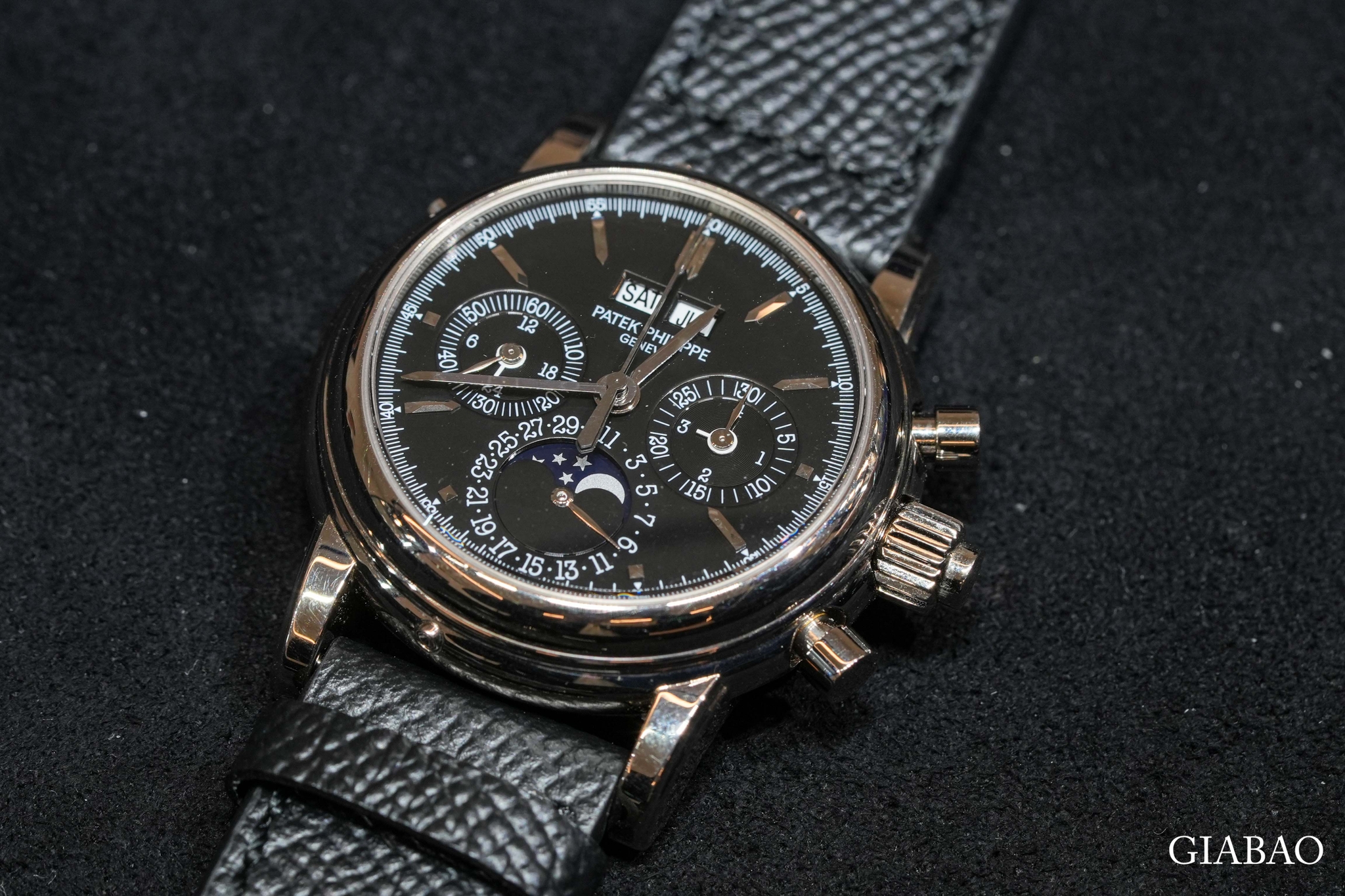Patek Philippe 5004G-015 vỏ vàng trắng, mặt số đen, lịch vạn niên và hai nút bấm chronograph