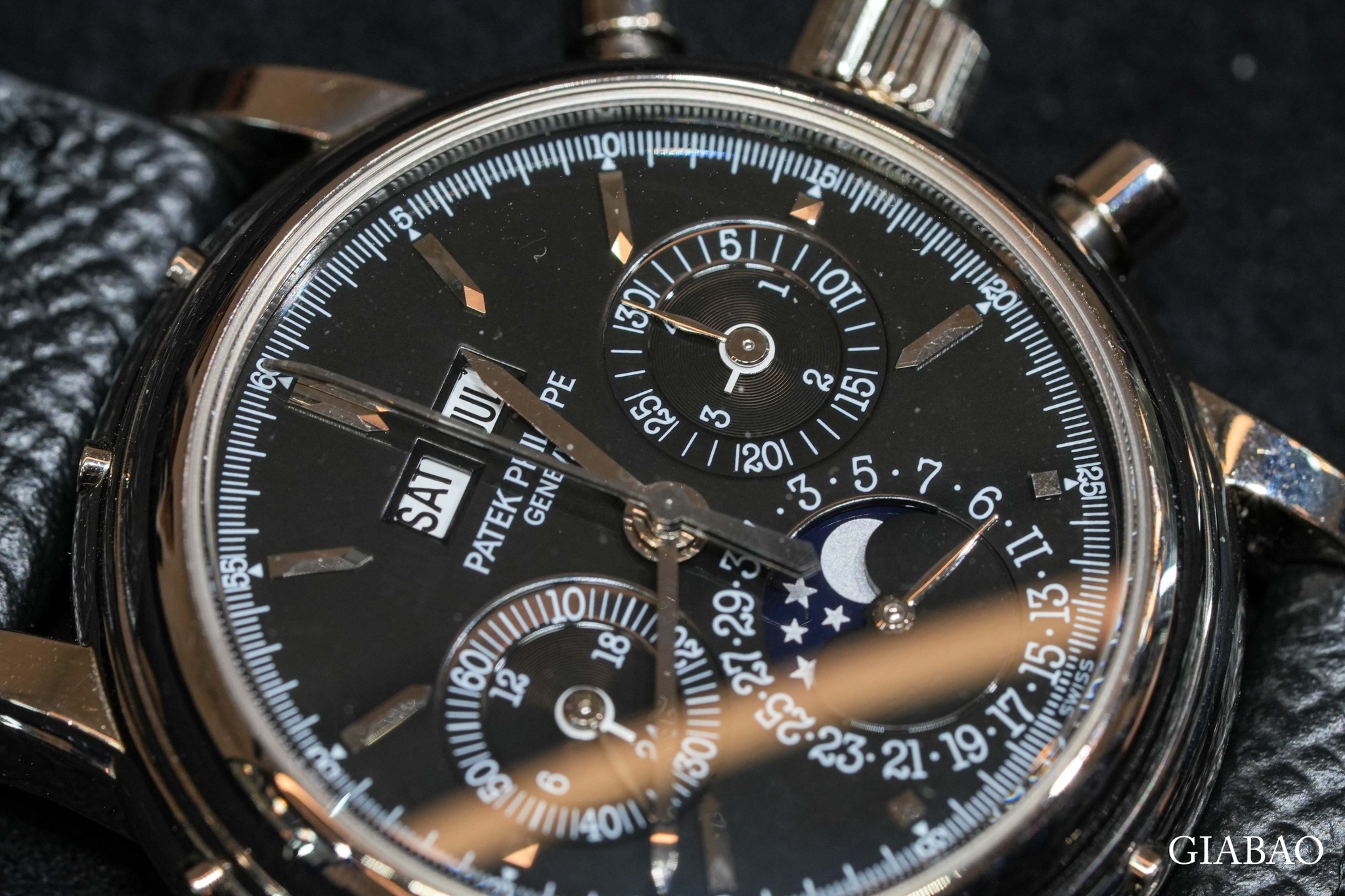 Cận cảnh mặt số đen Patek Philippe 5004G-015 với lịch thứ tháng, các bộ đếm và lịch trăng