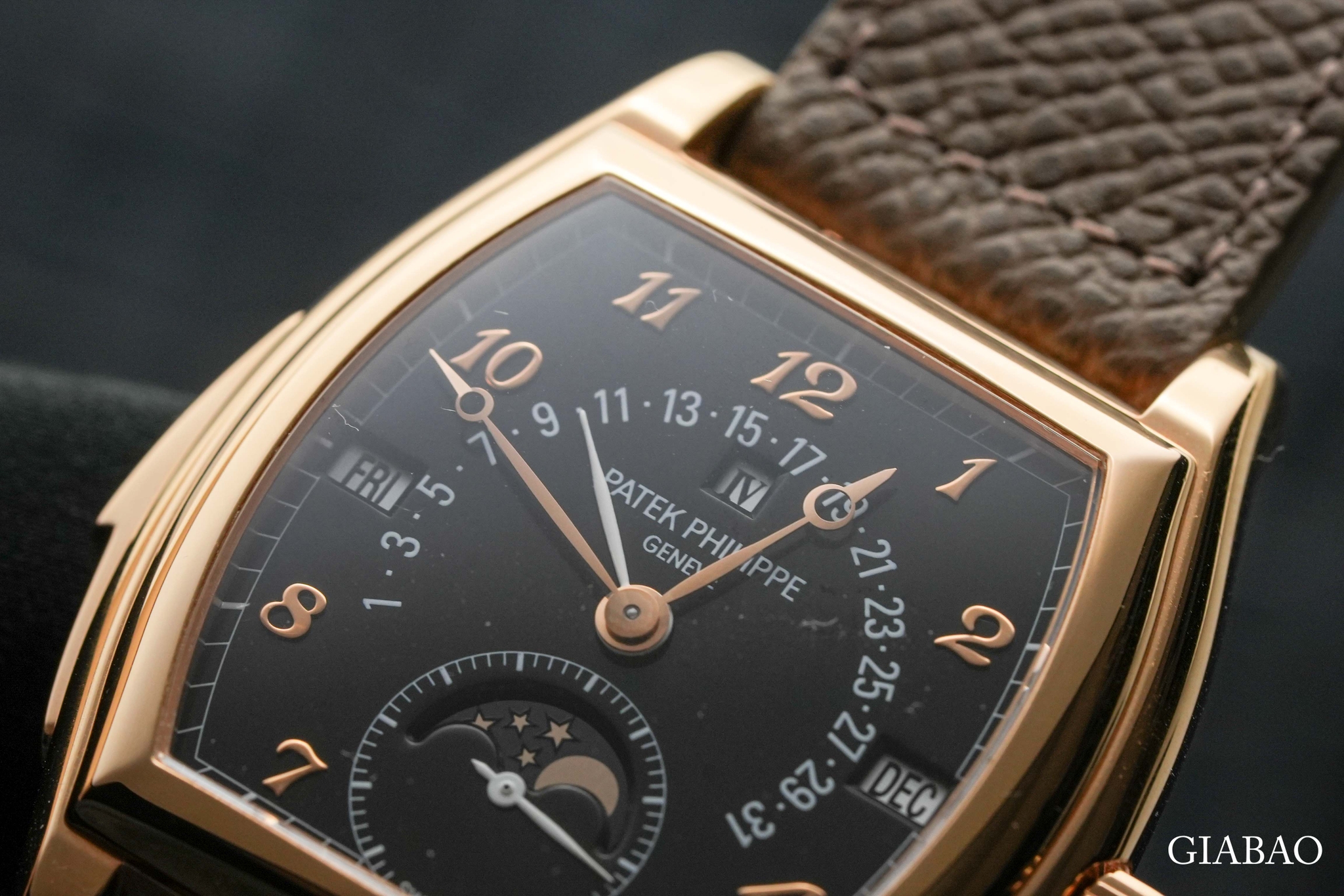 Lịch ngày hồi trên mặt số Patek Philippe 5013R