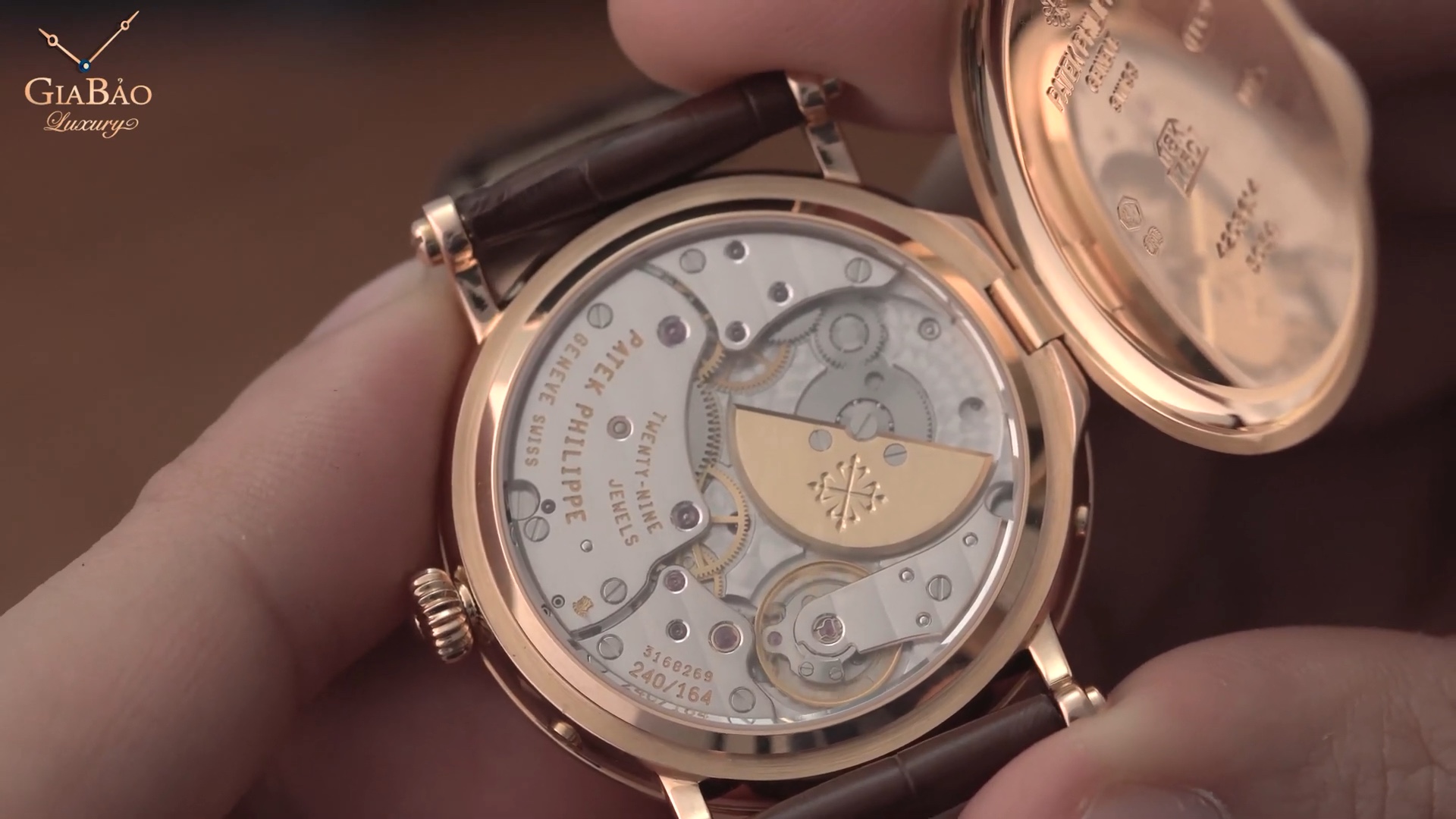 Nắp đáy officer mở của Patek Philippe Calatrava 5054R