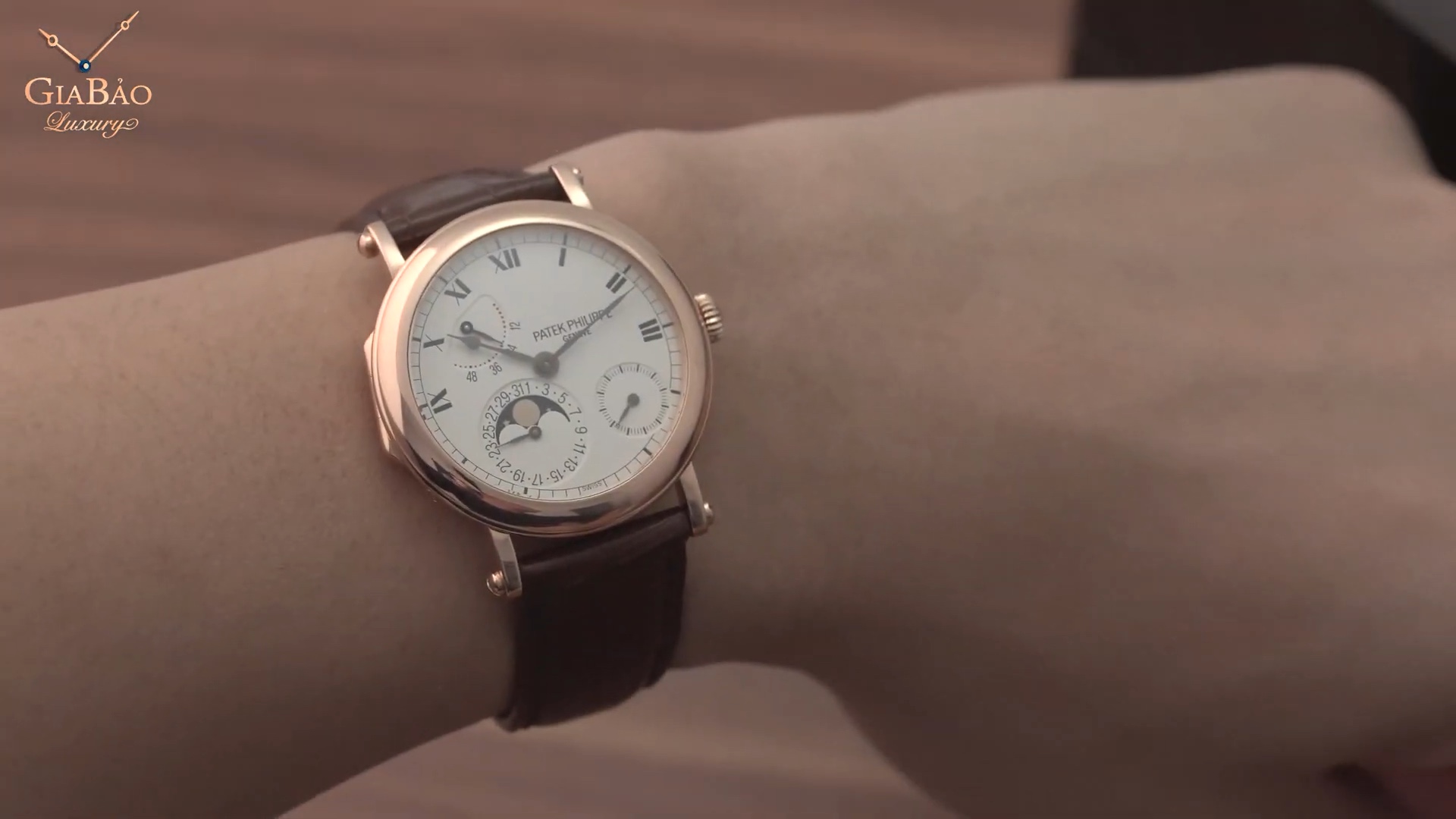 Patek Philippe Calatrava 5054R đường kính 36 mm trên cổ tay