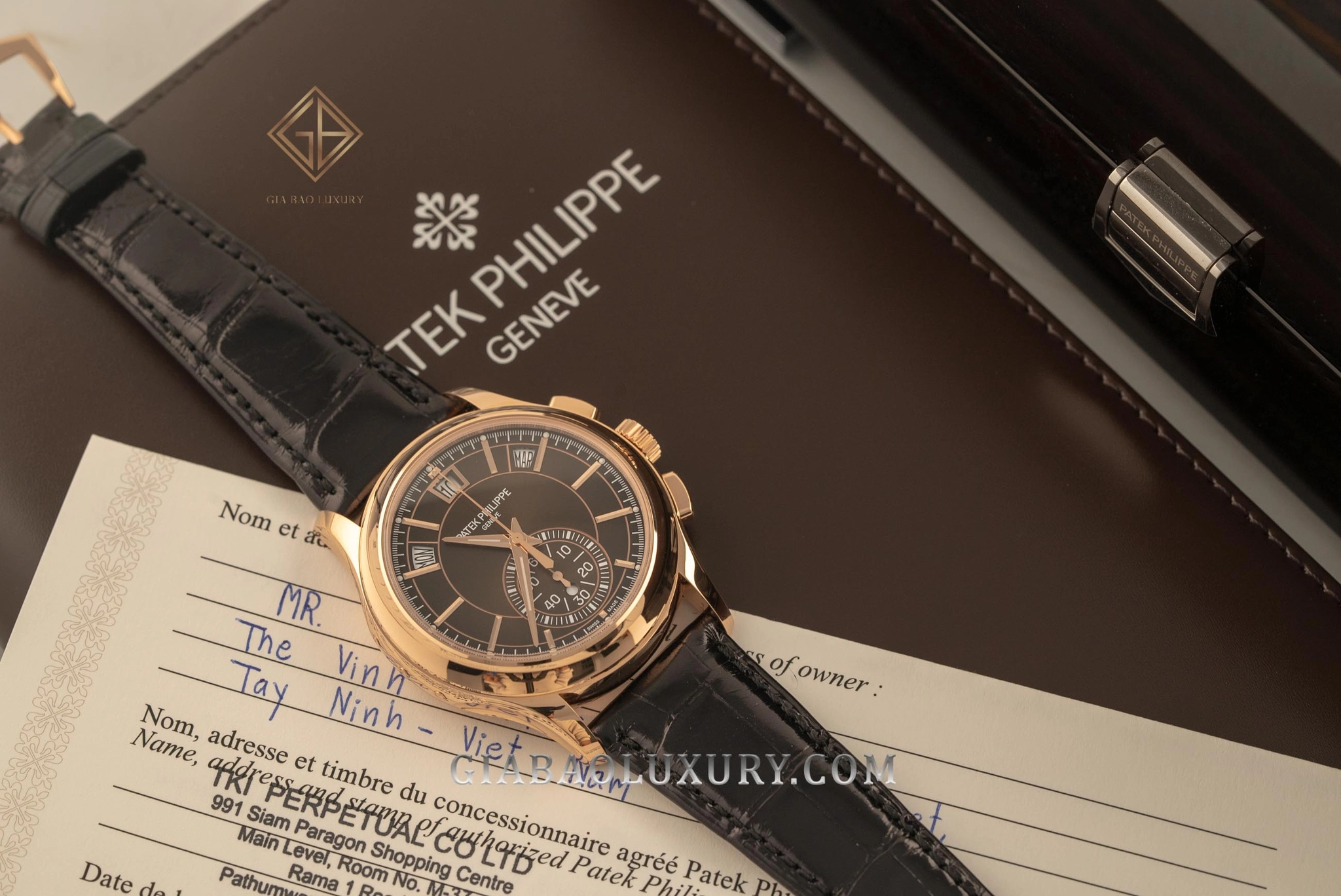 Patek Philippe 5140R và 5905R: lịch vạn niên hay lịch thường niên: vỏ và nút chronograph của Patek Philippe 5905R