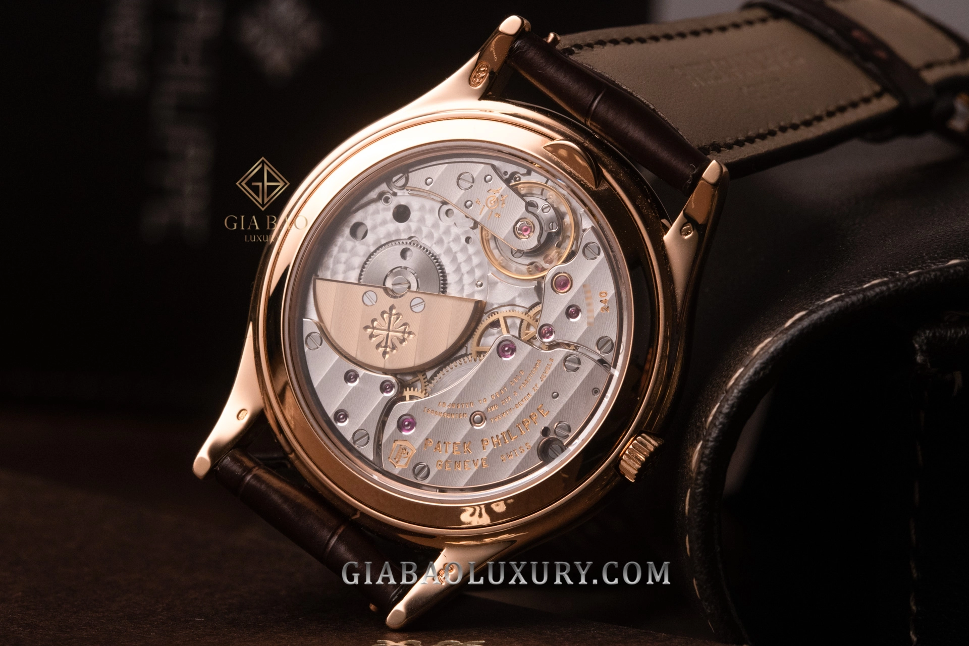 Patek Philippe 5140R và 5905R: lịch vạn niên hay lịch thường niên: calibre 240 Q mini-rotor của 5140R