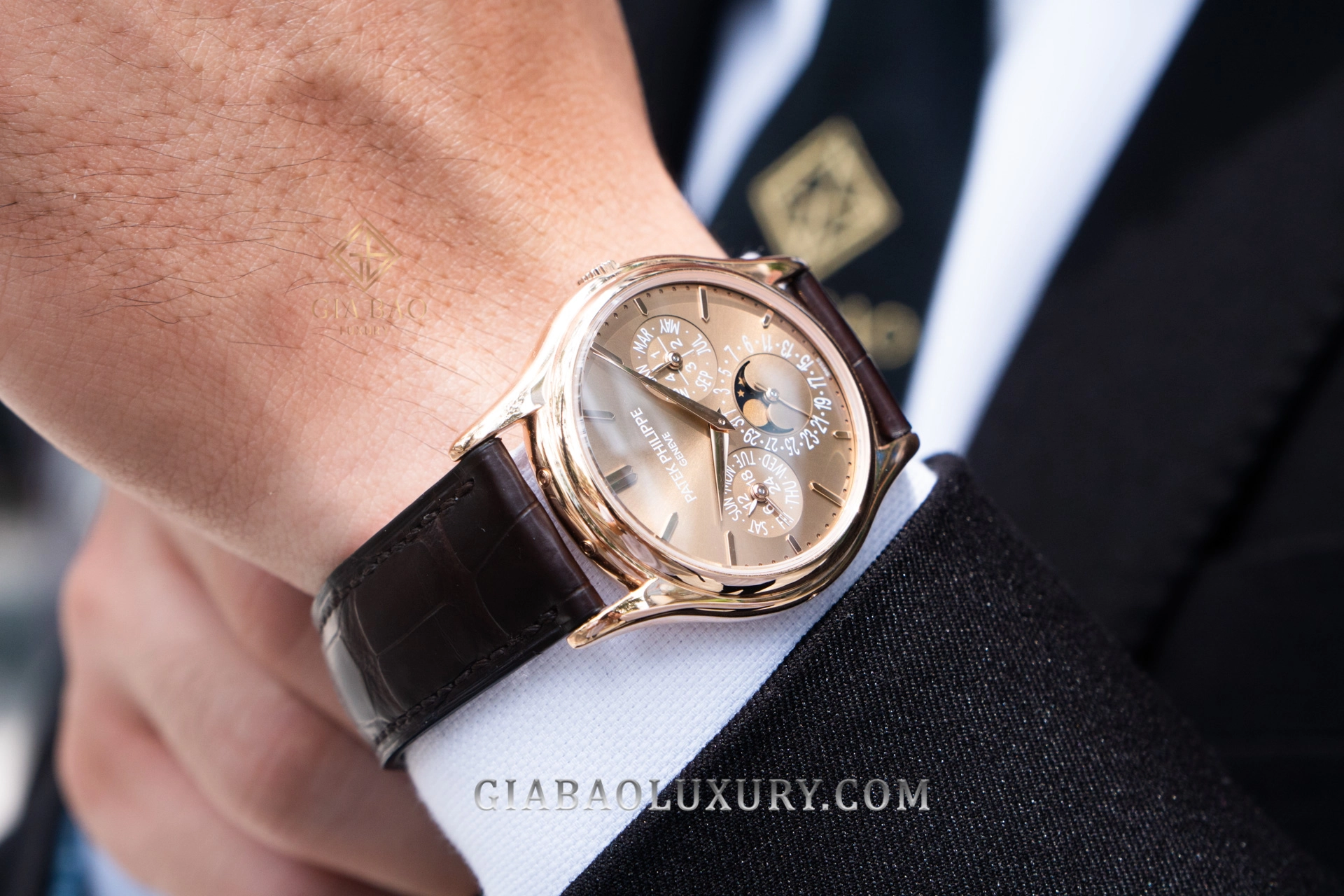 Patek Philippe 5140R và 5905R: lịch vạn niên hay lịch thường niên: vỏ vàng hồng 37,2 mm của Patek Philippe 5140R