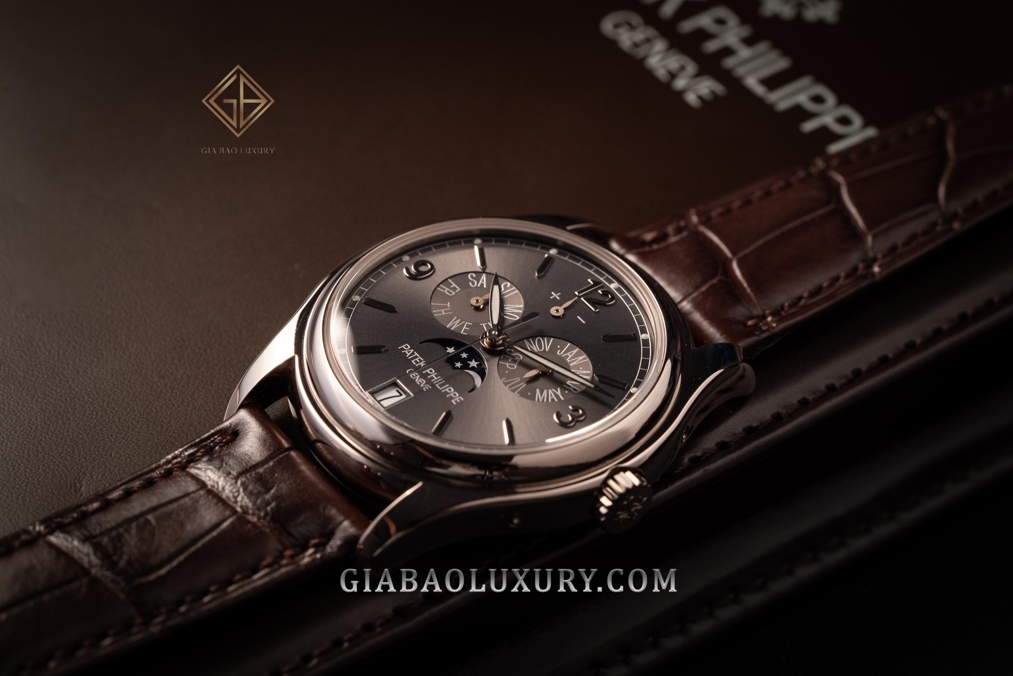 Patek Philippe 5146G: lịch thường niên dễ sử dụng: Patek Philippe Ref. 5146G nhìn chính diện